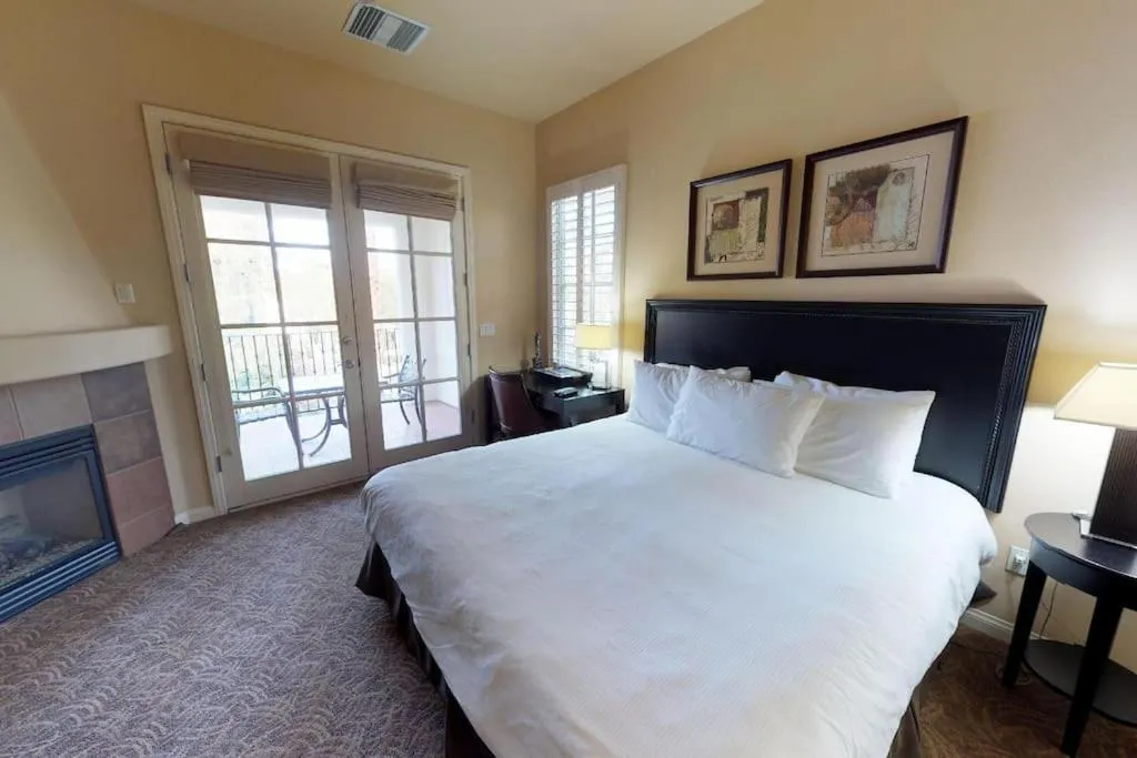 LV003 Upstairs LV Studio with a Fountain View