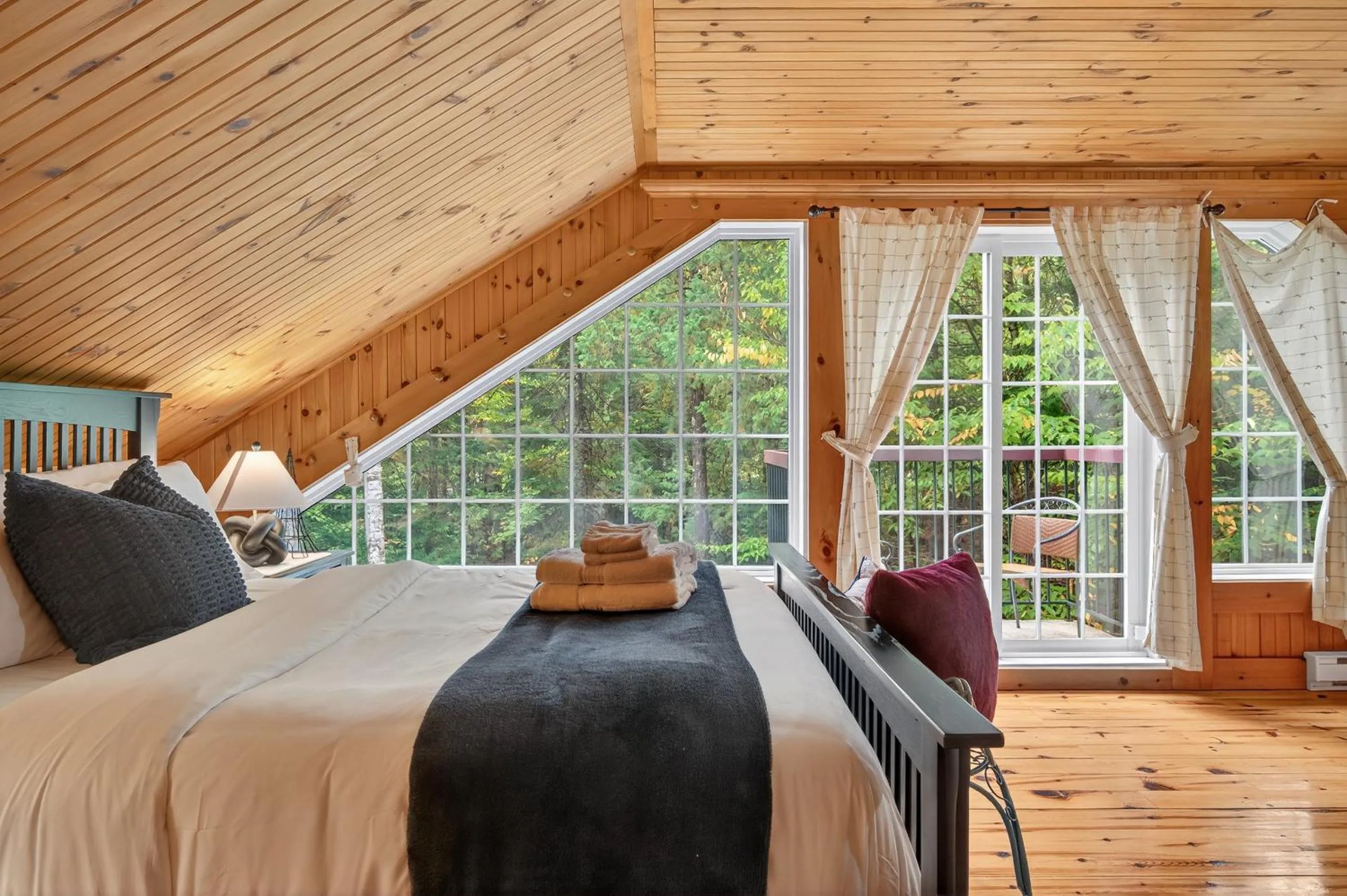 Domaine Rivière Sacacomie Chalets et Bed and Breakfast -Manoir Canergie