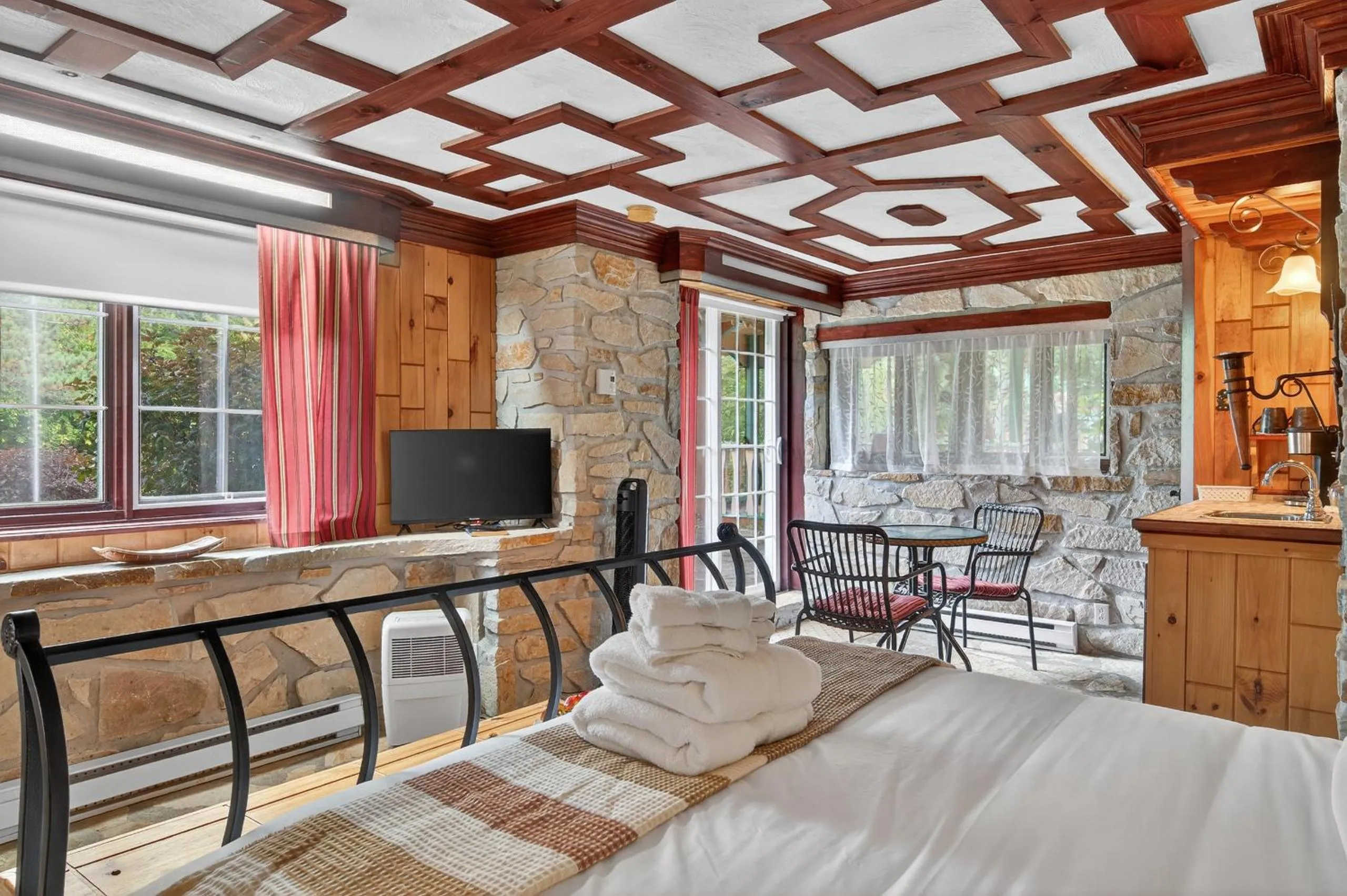 Domaine Rivière Sacacomie Chalets et Bed and Breakfast -Manoir Canergie