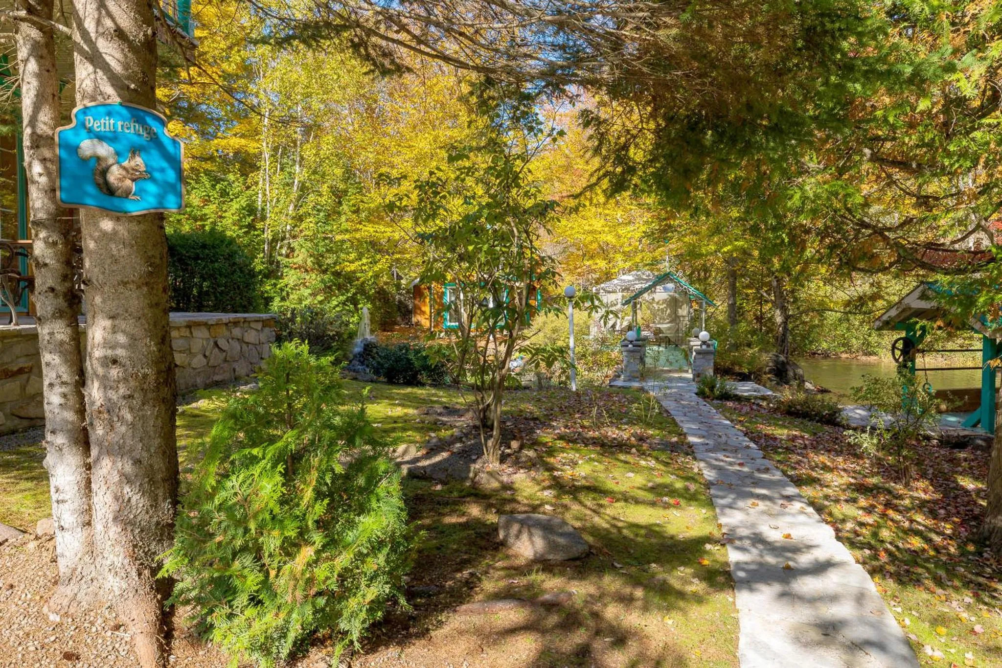 Domaine Rivière Sacacomie Chalets et Bed and Breakfast -Manoir Canergie