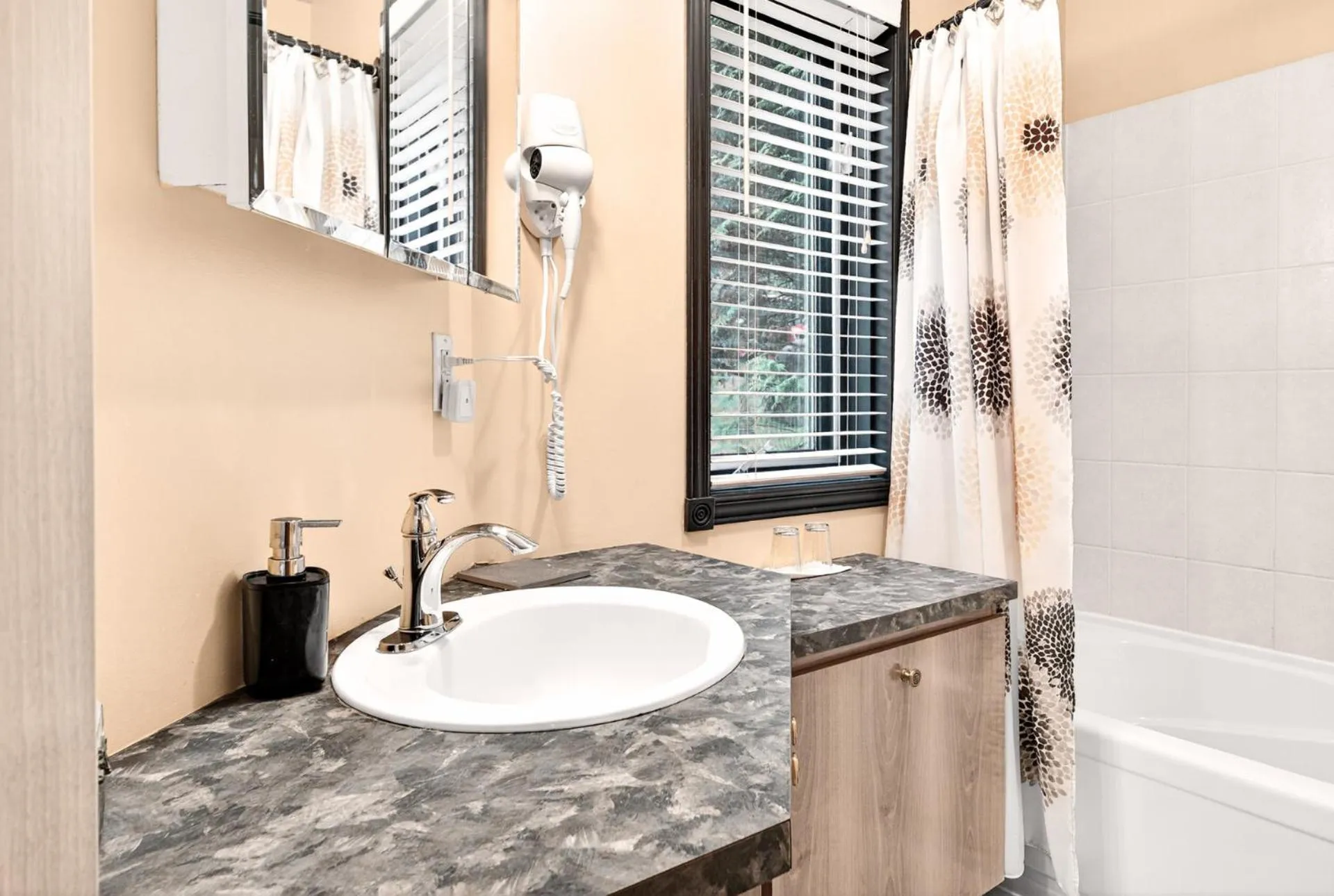 Domaine Rivière Sacacomie Chalets et Bed and Breakfast -Manoir Canergie