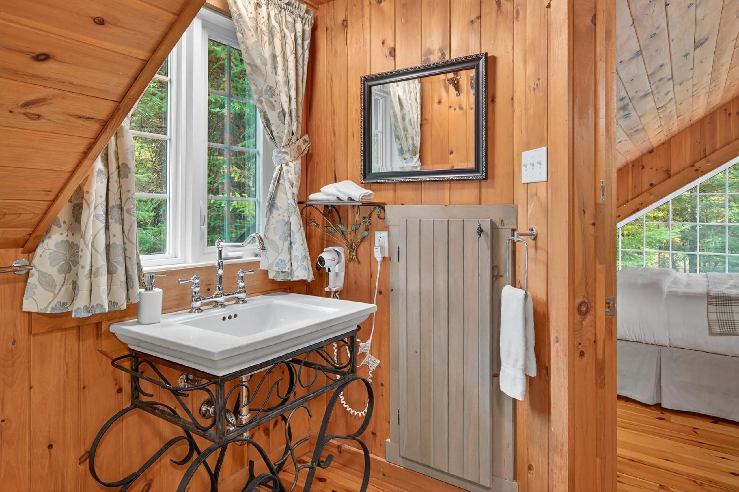 Domaine Rivière Sacacomie Chalets et Bed and Breakfast -Manoir Canergie