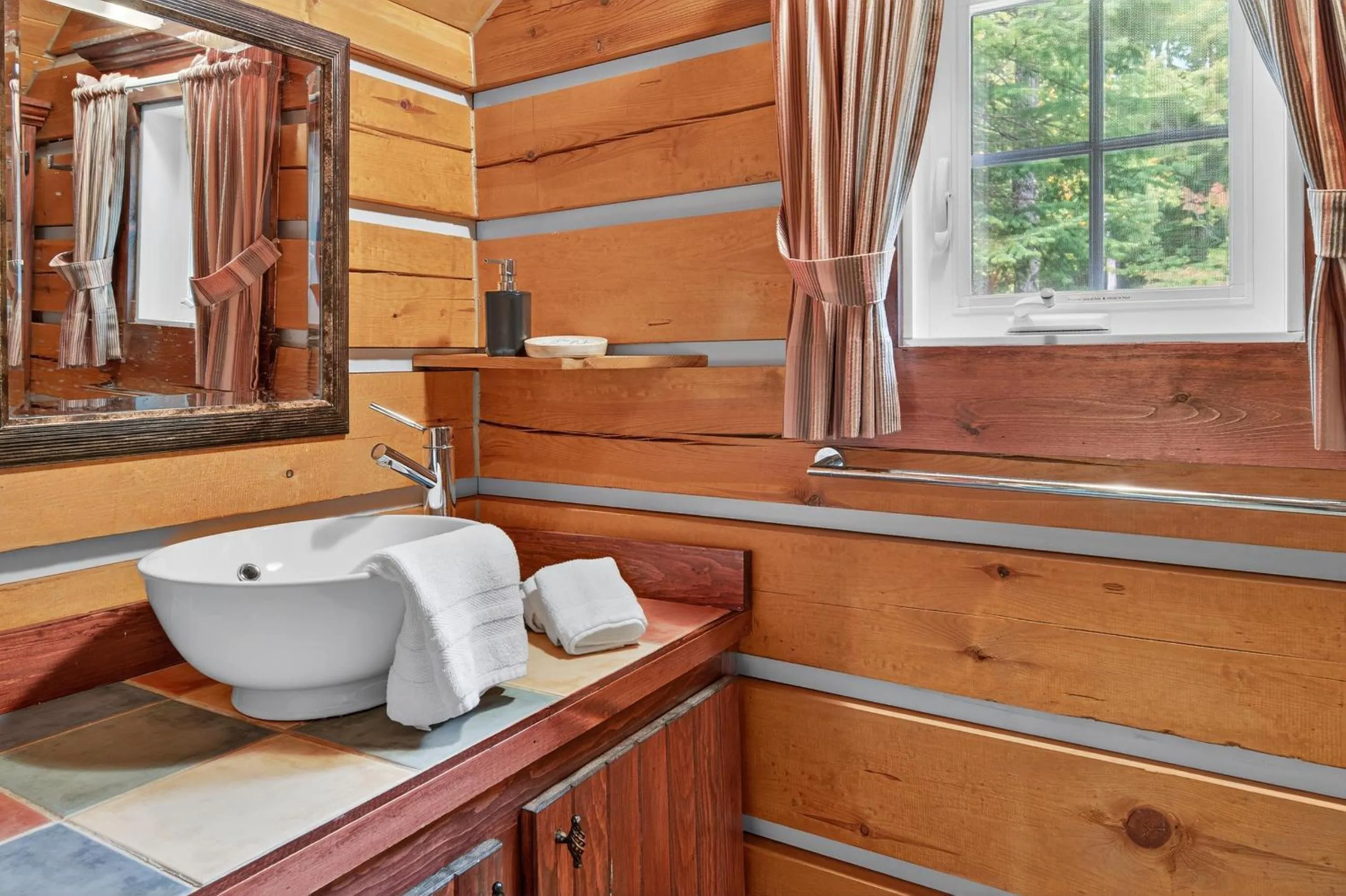 Domaine Rivière Sacacomie Chalets et Bed and Breakfast -Manoir Canergie