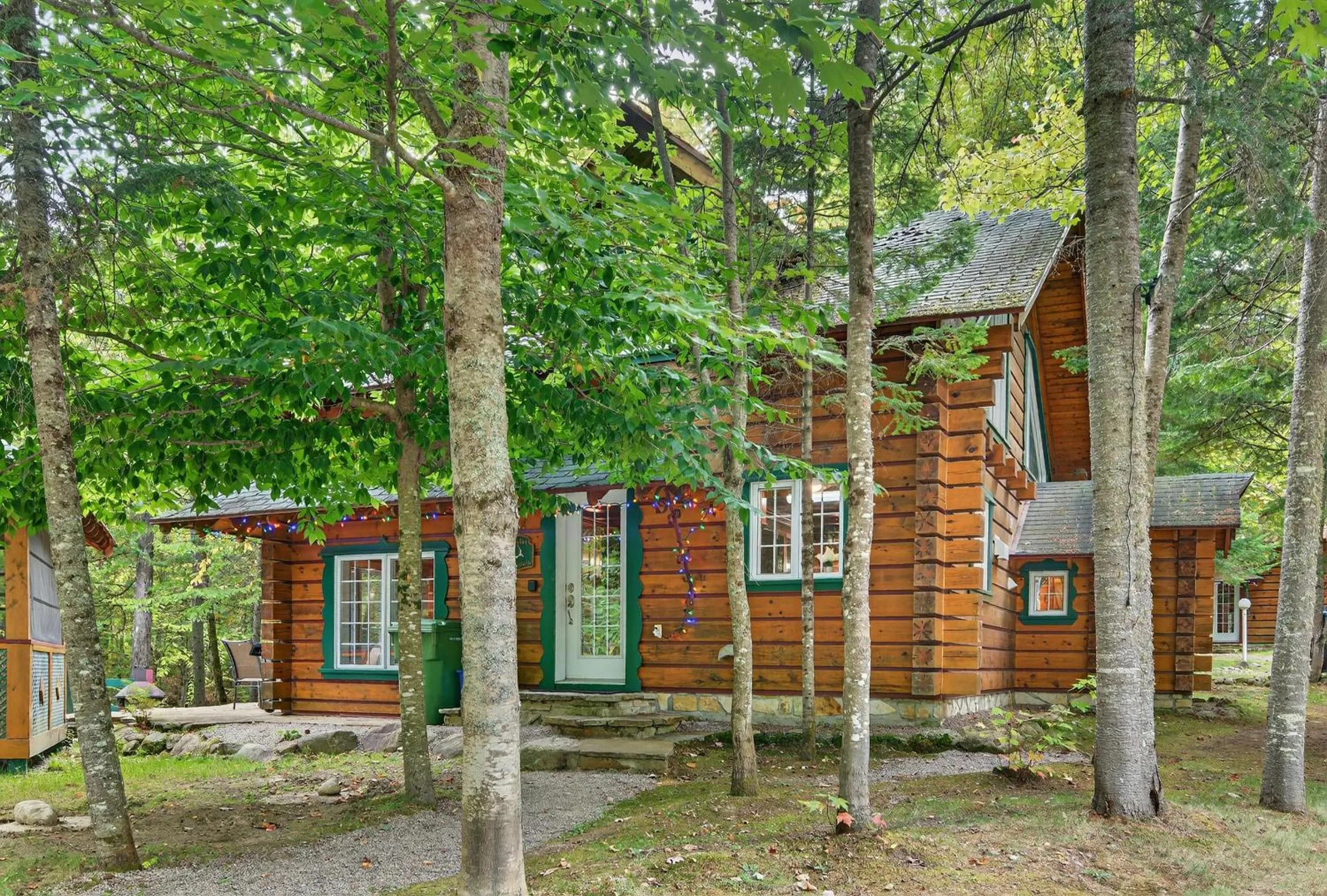 Domaine Rivière Sacacomie Chalets et Bed and Breakfast -Manoir Canergie