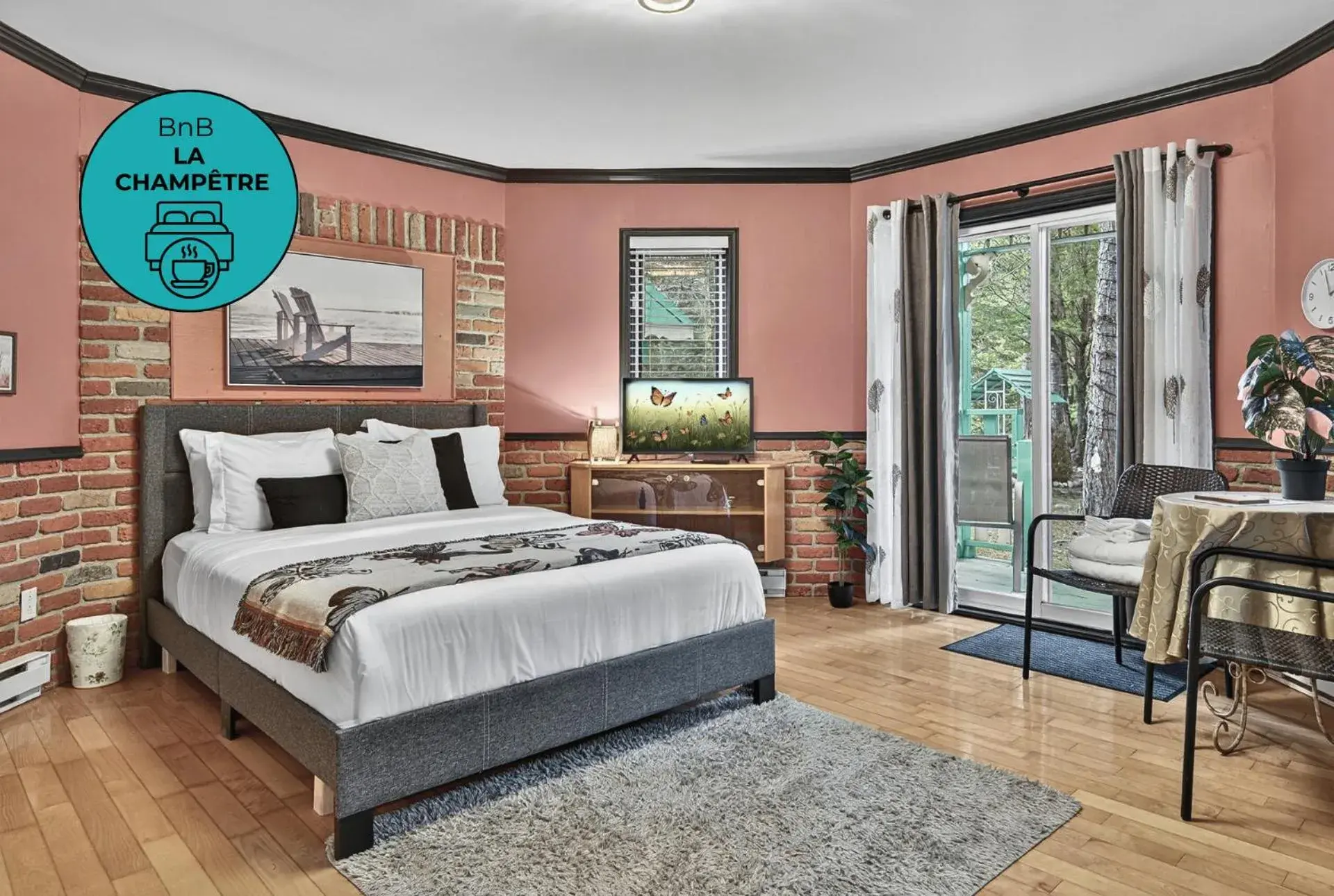 Room La Champêtre in Domaine Rivière Sacacomie Chalets et Bed and Breakfast -Manoir Canergie Room La Champêtre in Domaine Rivière Sacacomie Chalets et Bed and Breakfast -Manoir Canergie