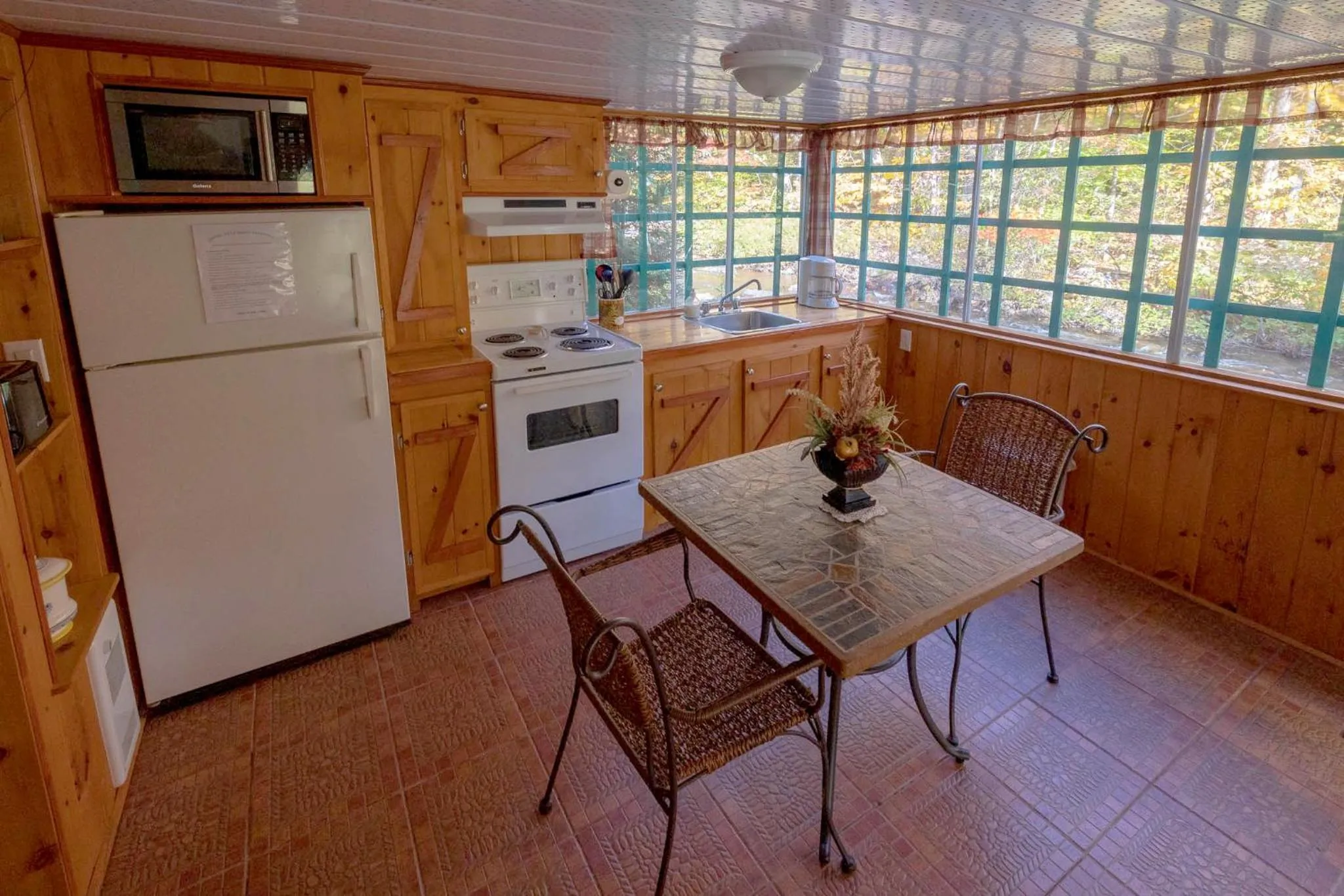 Domaine Rivière Sacacomie Chalets et Bed and Breakfast -Manoir Canergie