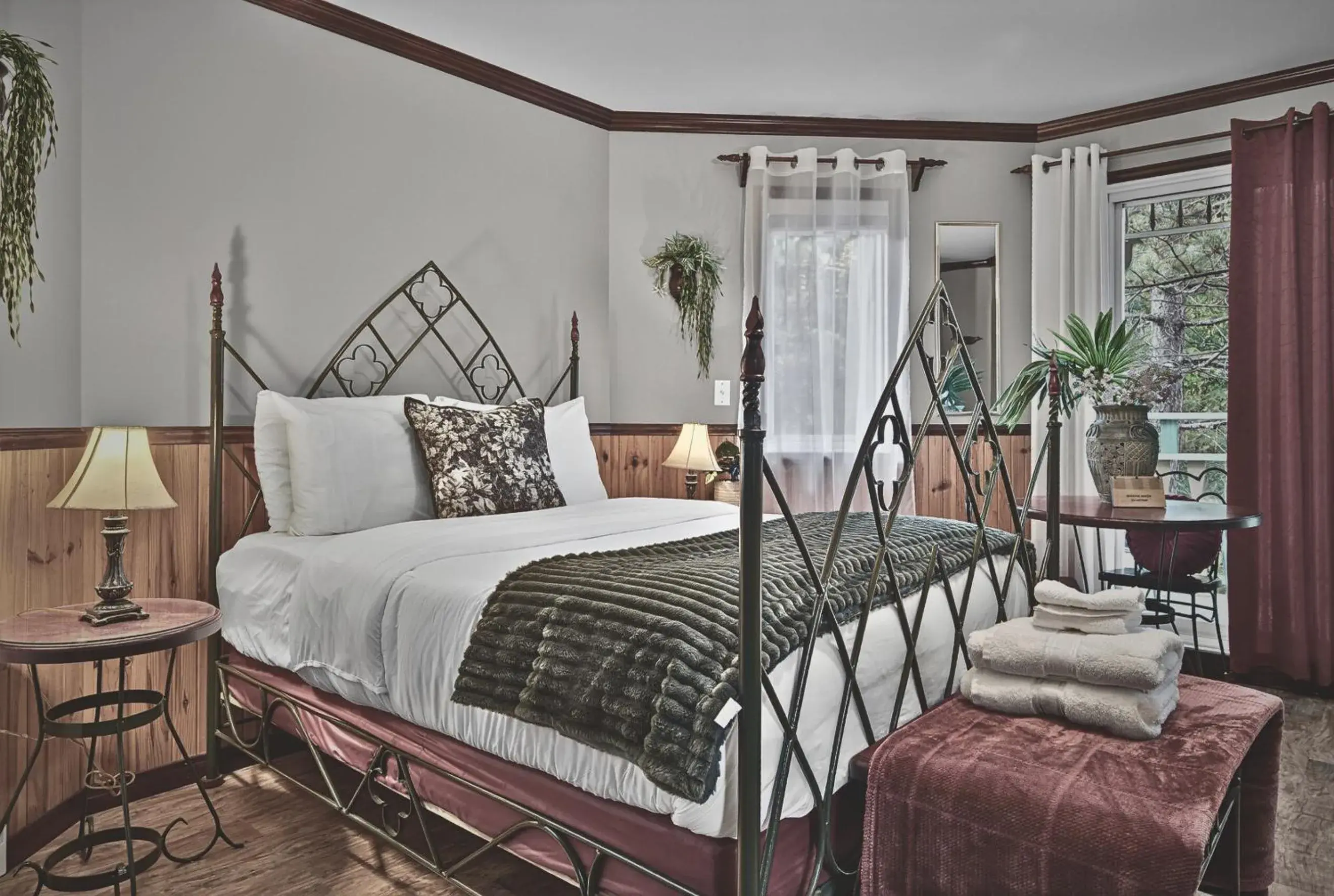 Double Room with Balcony in Domaine Rivière Sacacomie Chalets et Bed and Breakfast -Manoir Canergie Double Room with Balcony in Domaine Rivière Sacacomie Chalets et Bed and Breakfast -Manoir Canergie