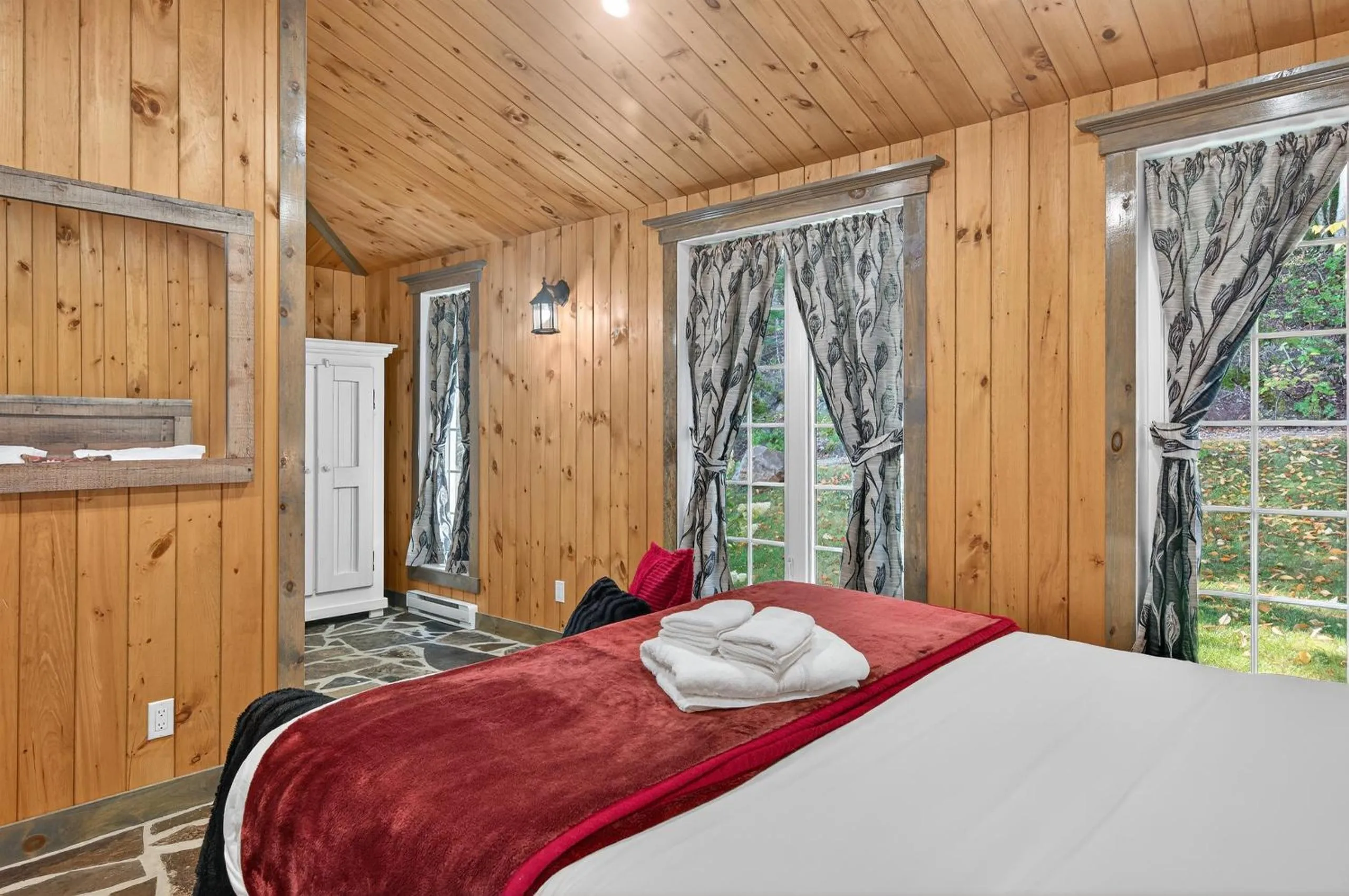 Domaine Rivière Sacacomie Chalets et Bed and Breakfast -Manoir Canergie