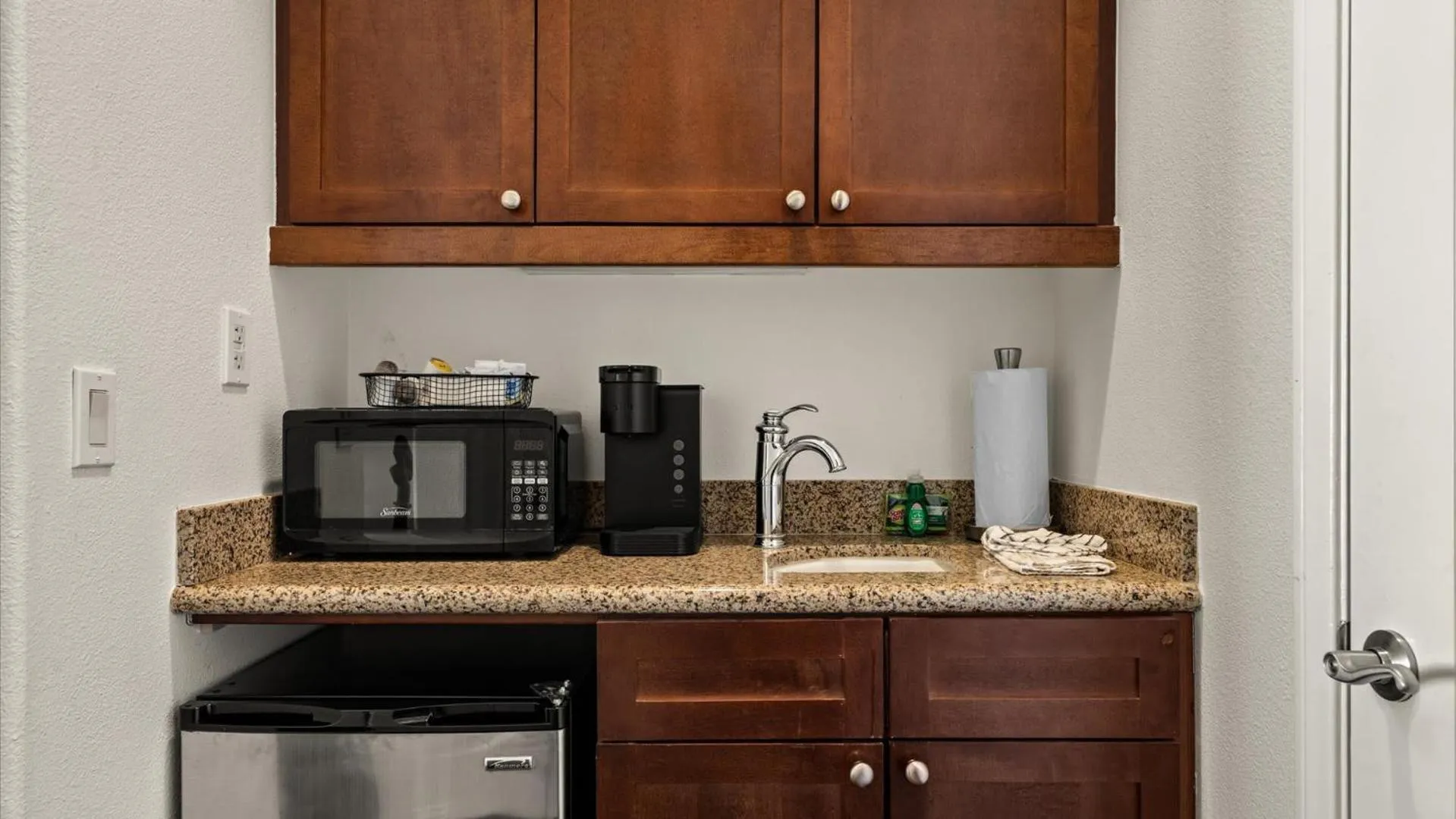 LV025 Airy Upstairs Studio with Mountain Views