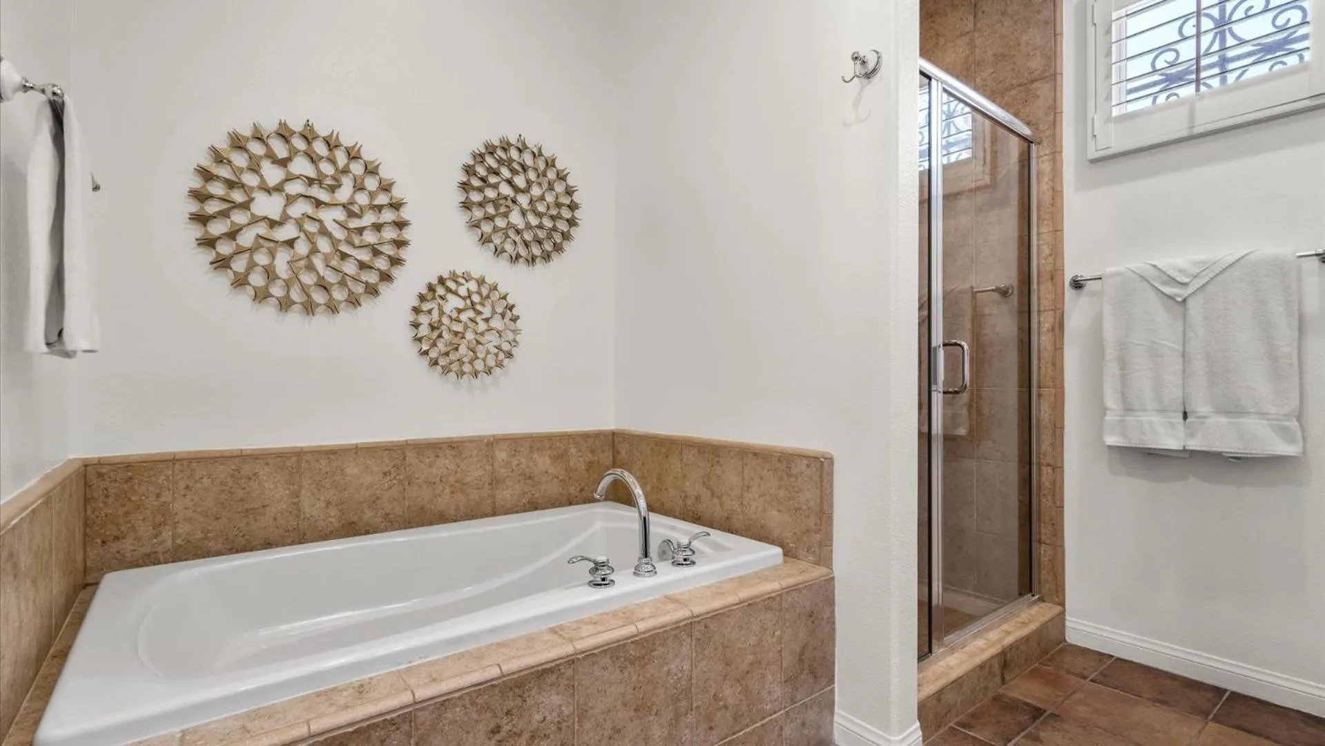 LV025 Airy Upstairs Studio with Mountain Views