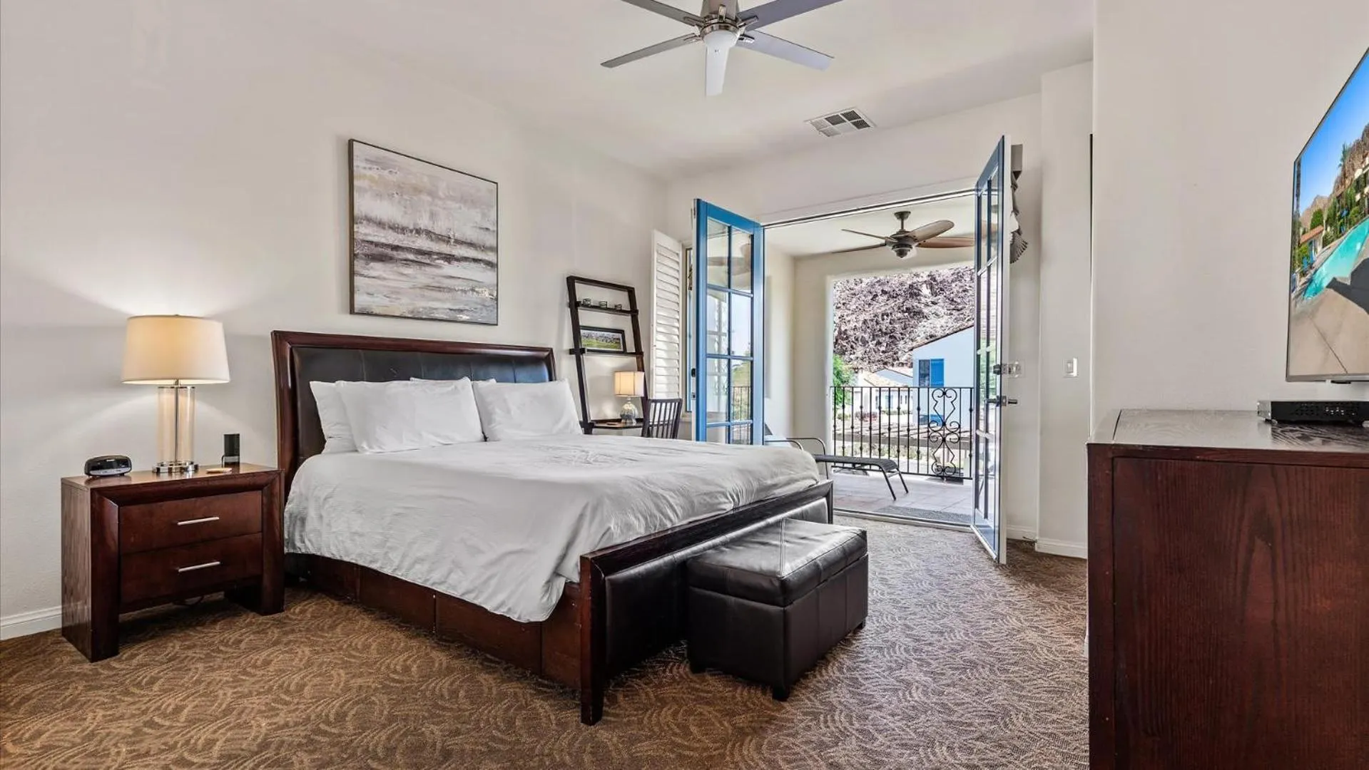 Bed in LV025 Airy Upstairs Studio with Mountain Views