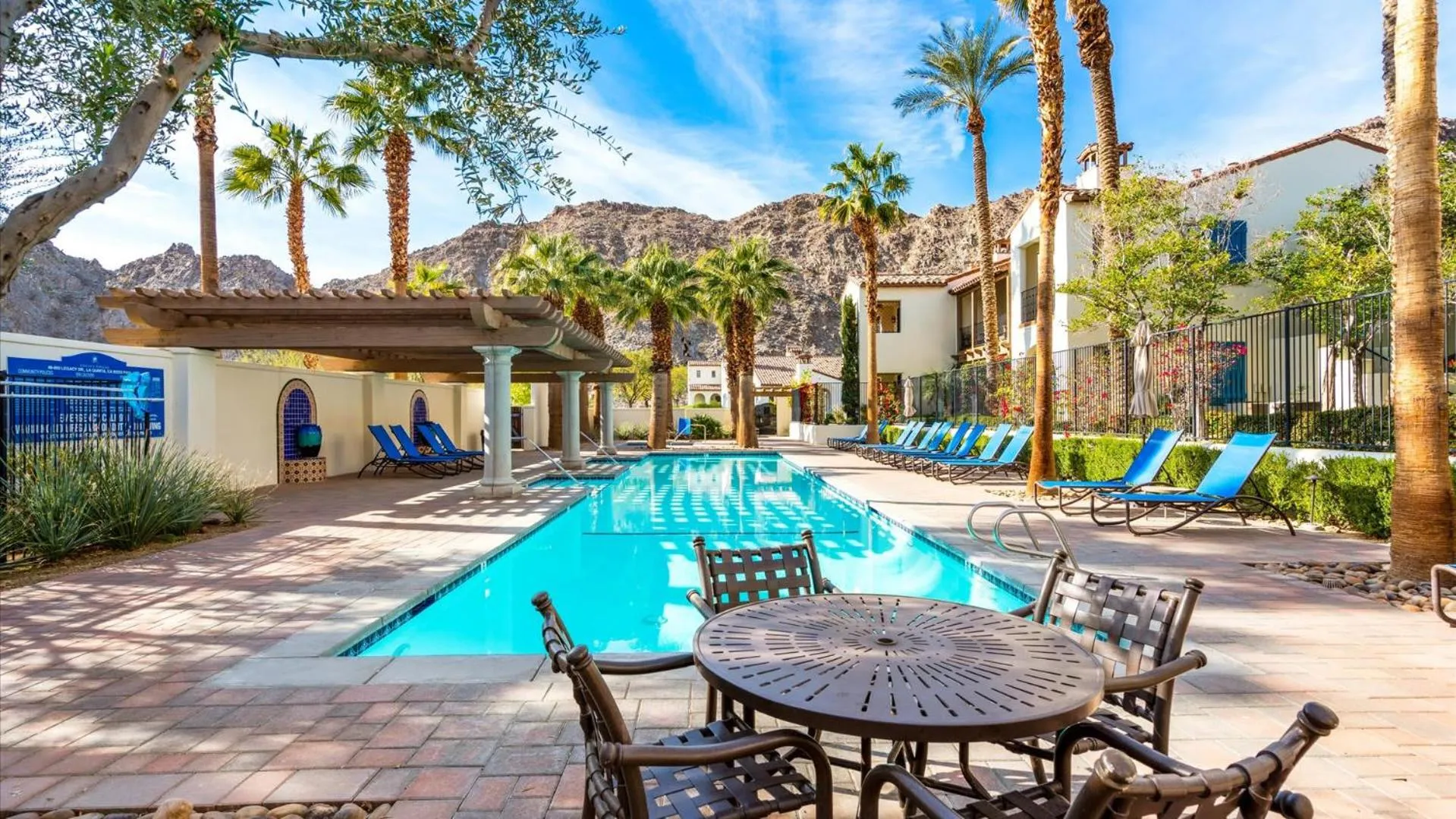 LV025 Airy Upstairs Studio with Mountain Views