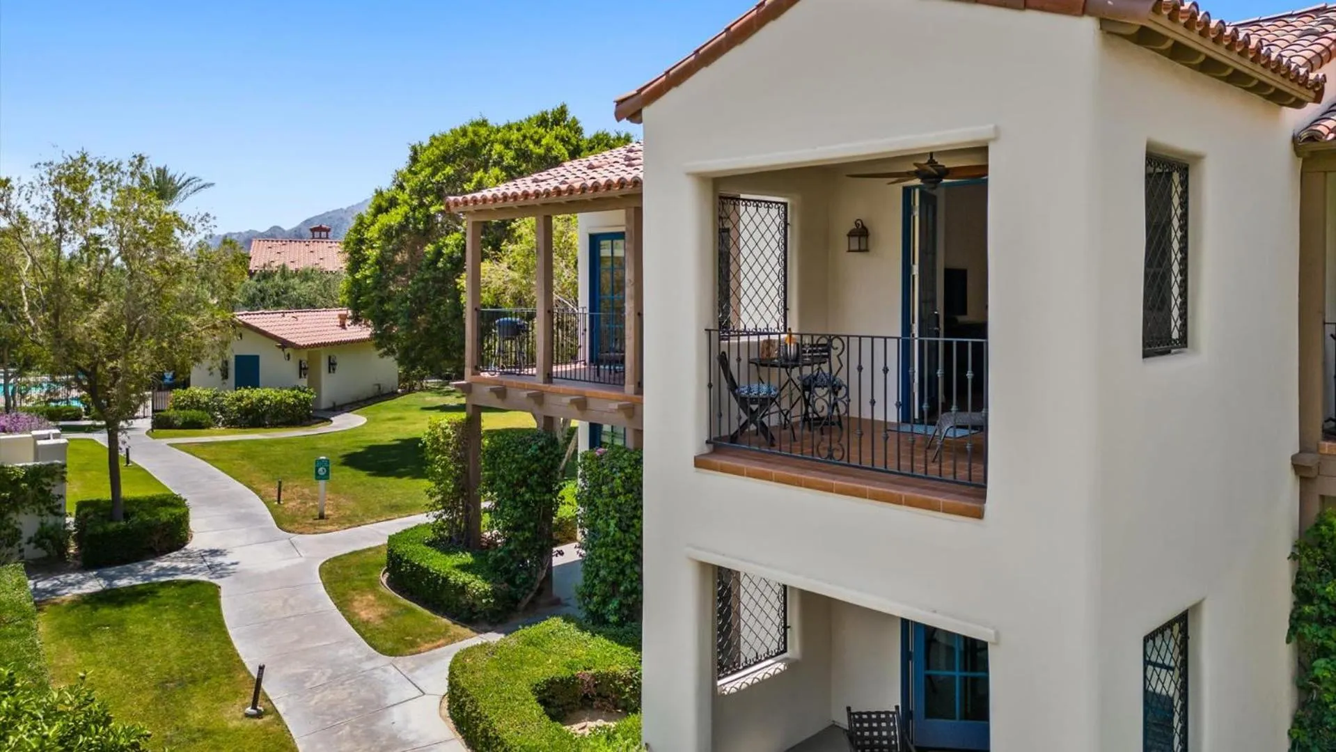 LV025 Airy Upstairs Studio with Mountain Views