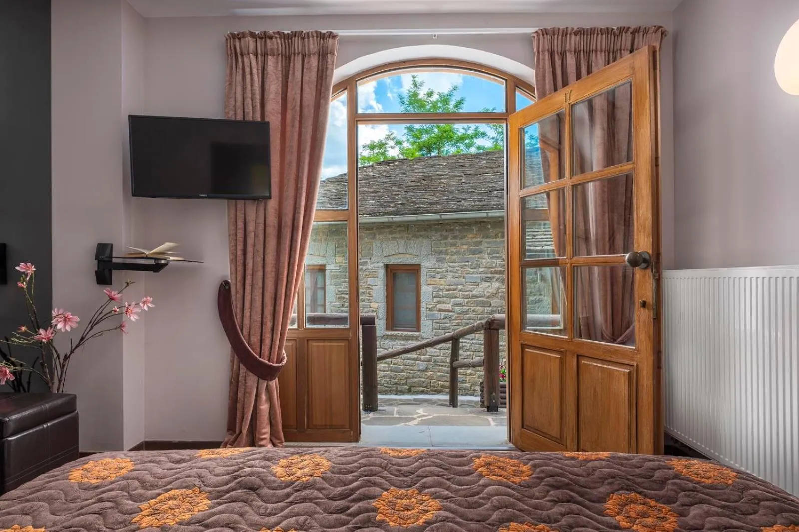 View (from property/room), Bed in Kipi Mountain Resort