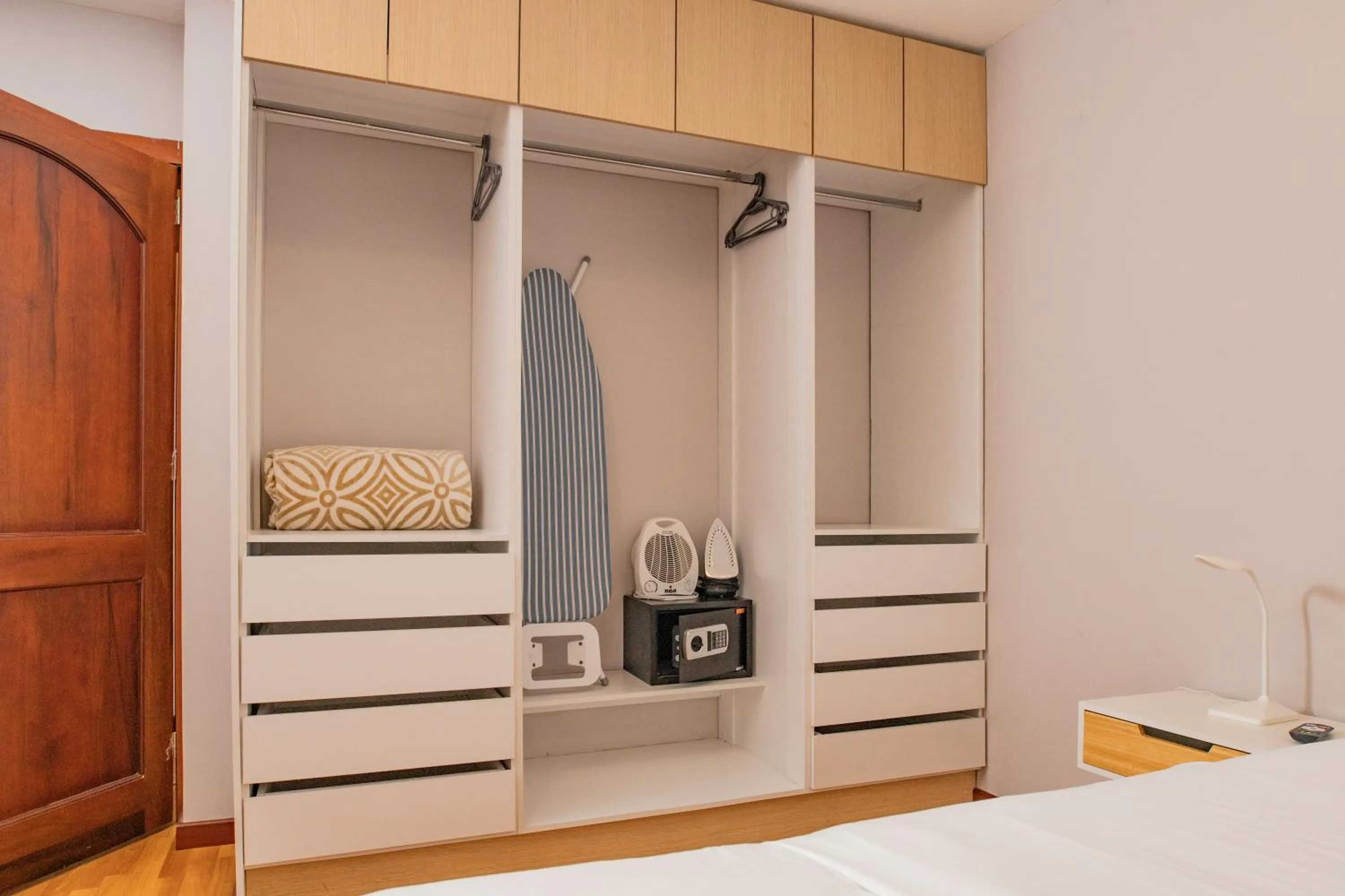 wardrobe, Bed in Santa Lucia Suites - Barranco
