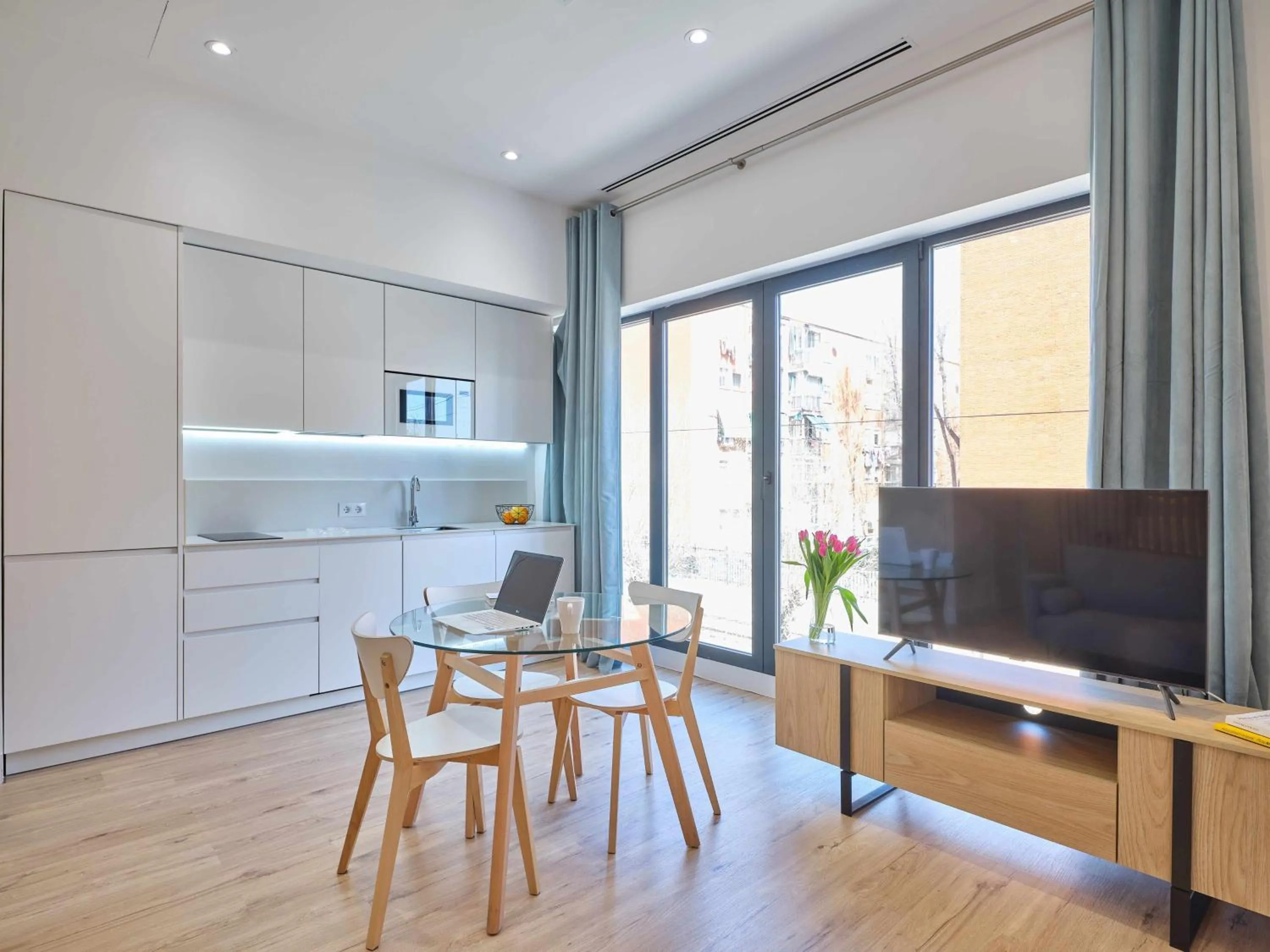 TV and multimedia in Paseo Suites Hotel