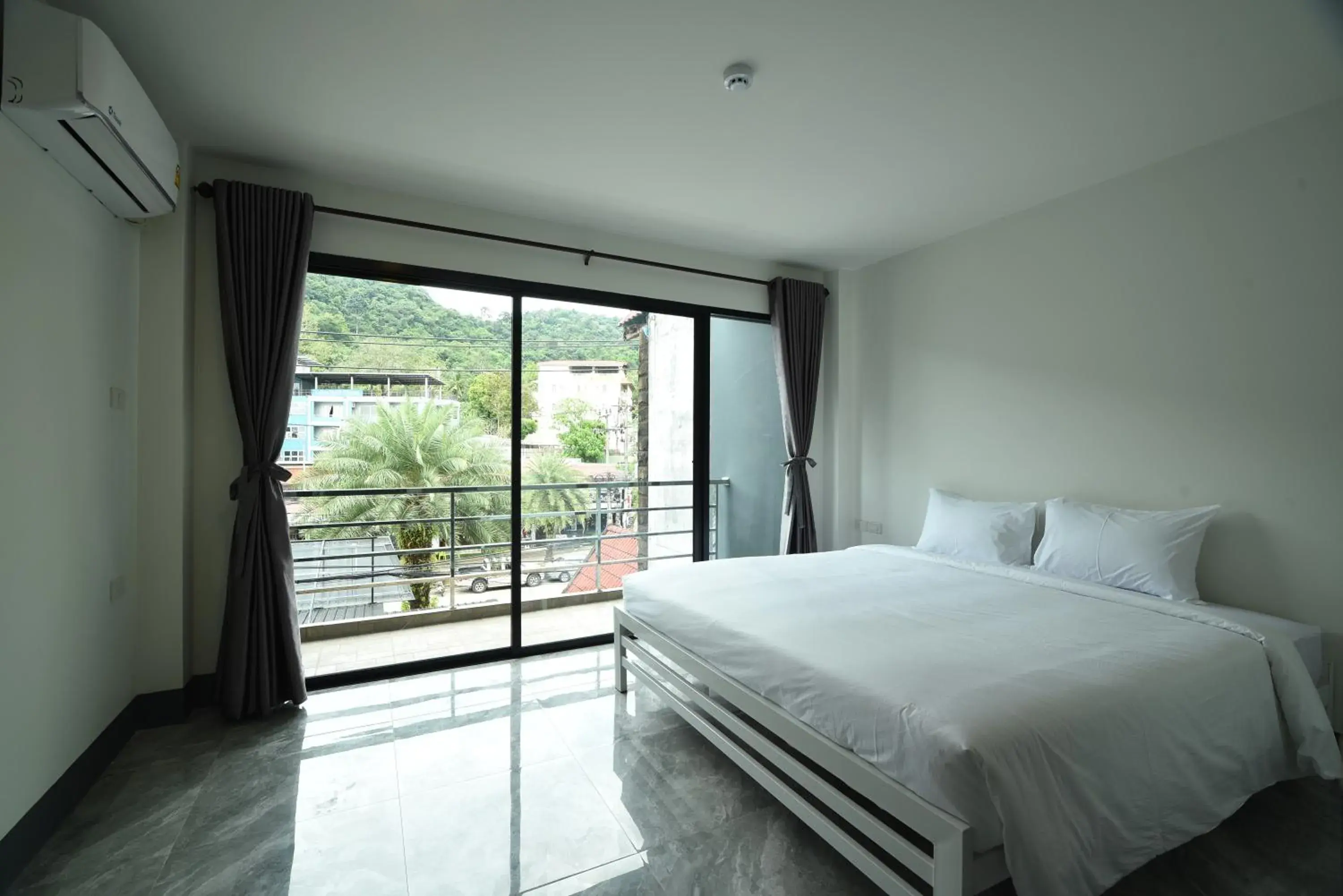 Double Room with Shared Bathroom in KOKO Party Hostel 18-40 Double Room with Shared Bathroom in KOKO Party Hostel 18-40