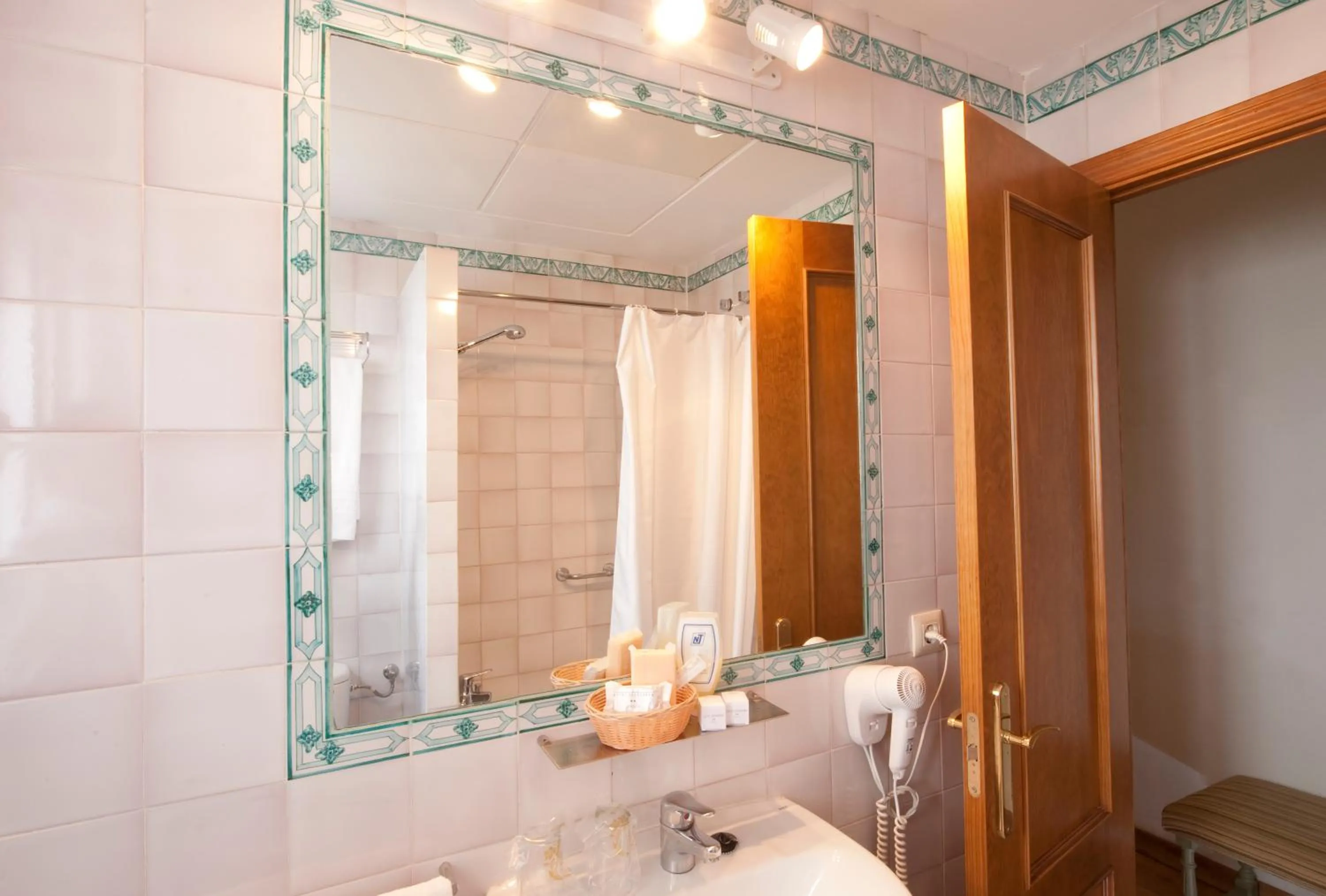 Bathroom in Hotel Alcántara