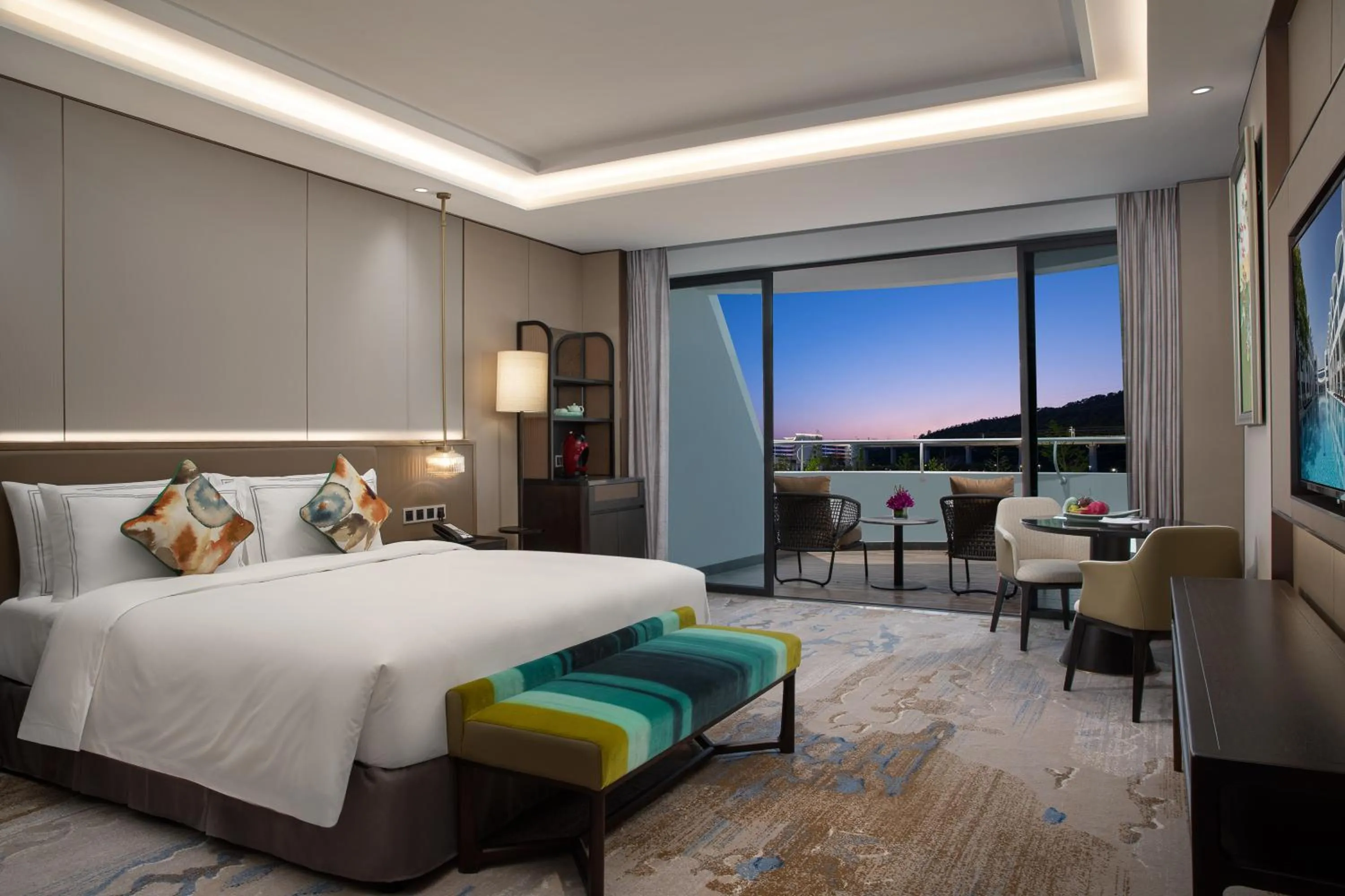 Bedroom, Bed in White Swan Hotel Taizhou