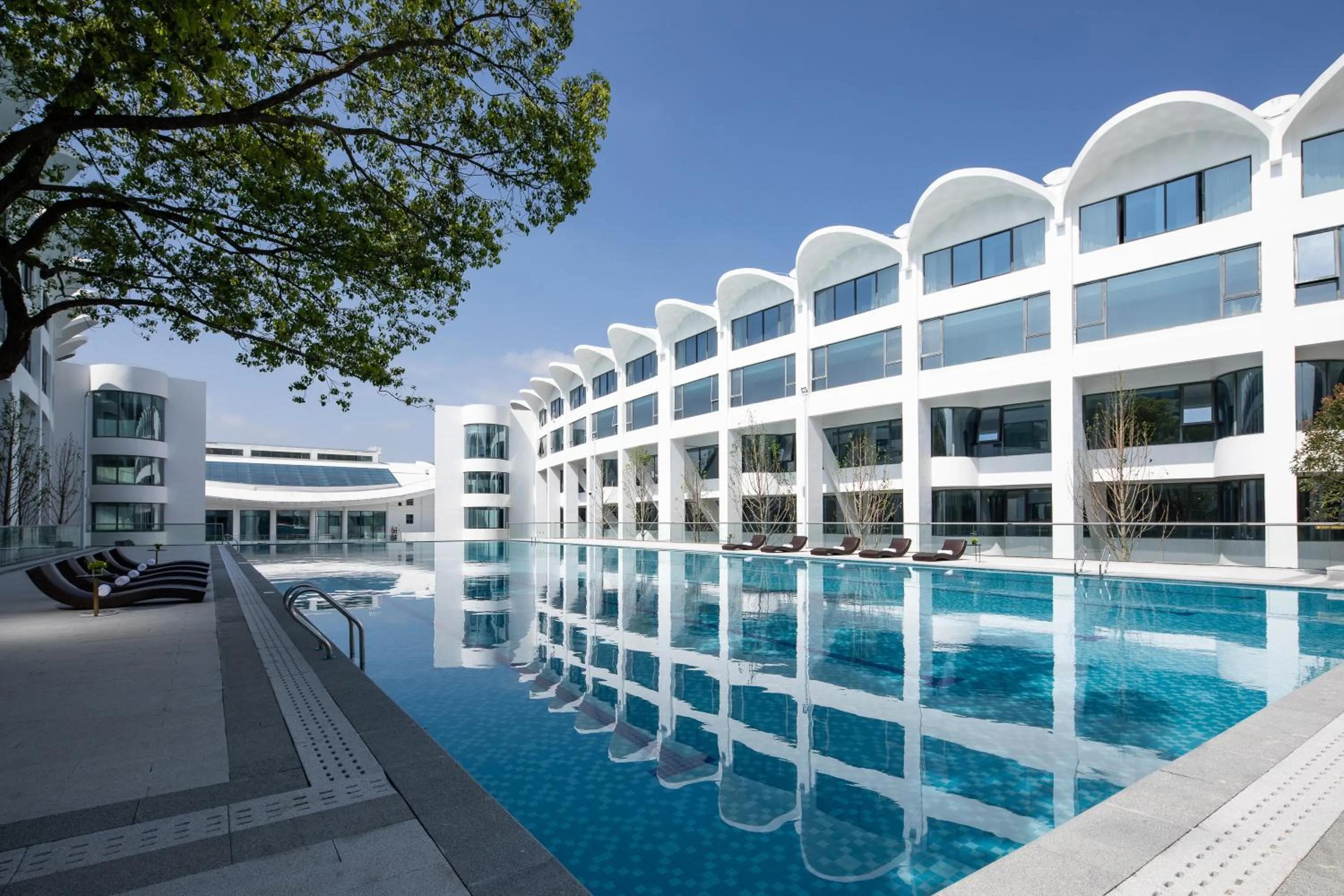 Swimming pool in White Swan Hotel Taizhou