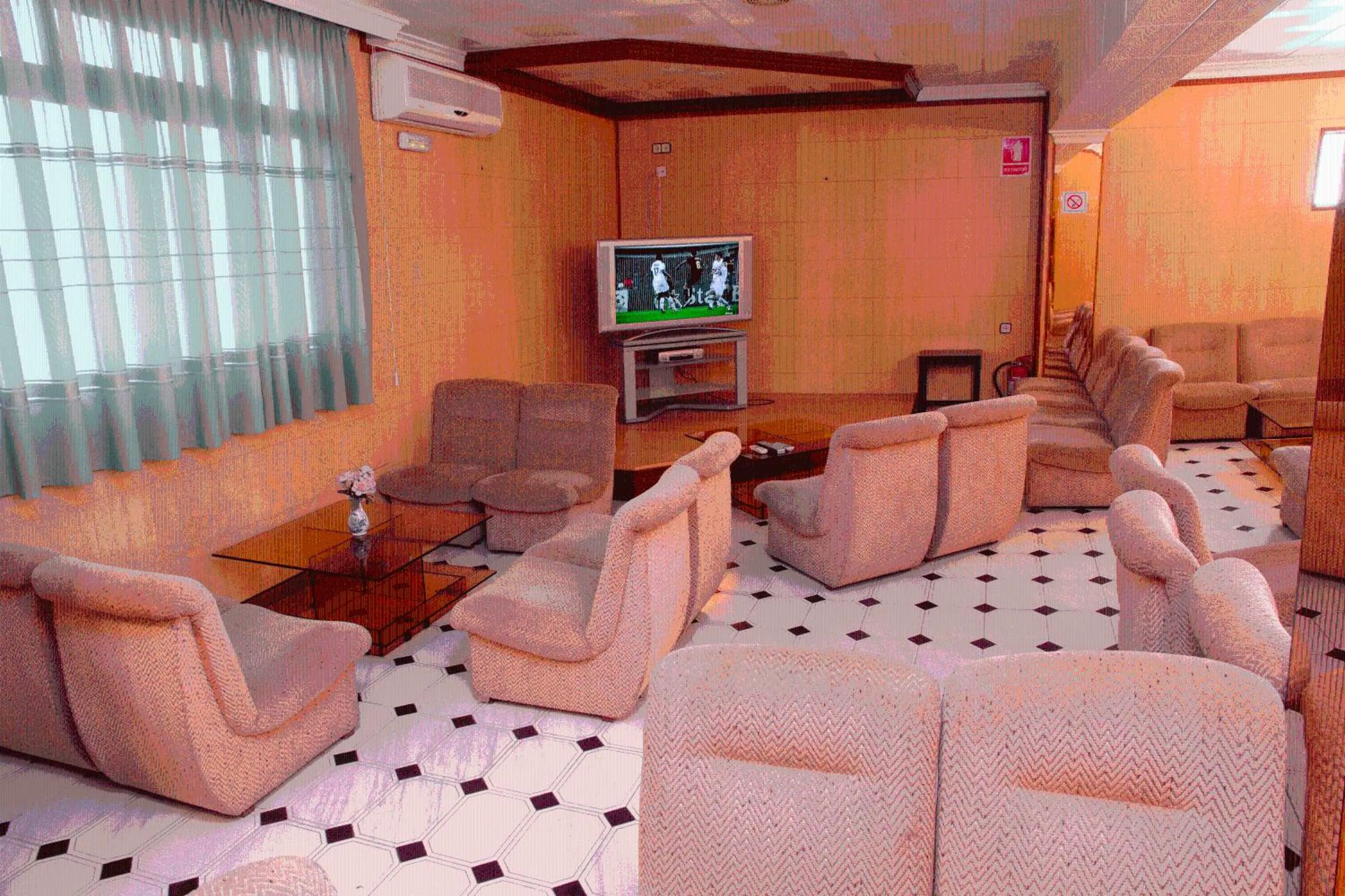 Communal lounge/ TV room in Tortosa Parc