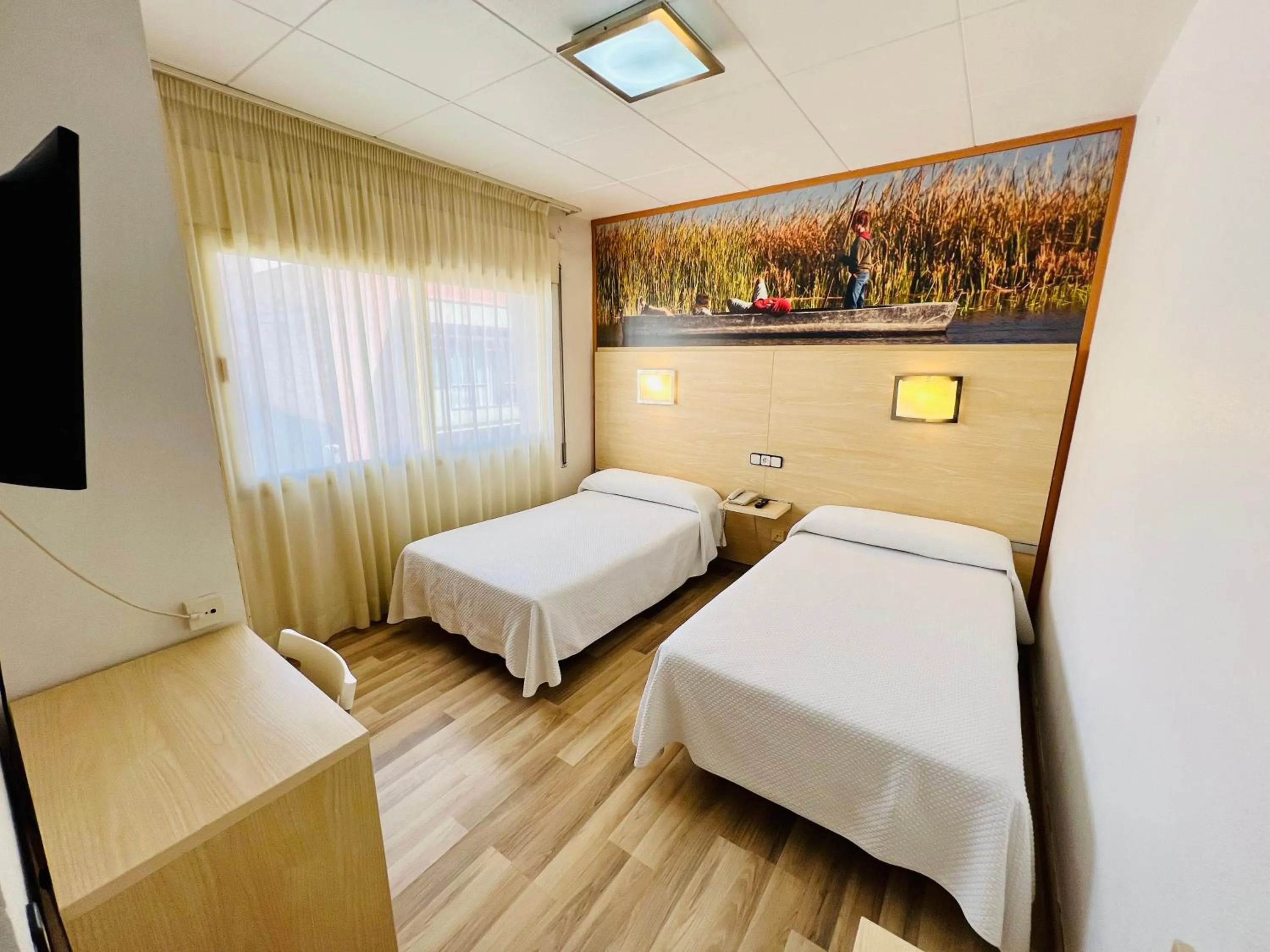 Photo of the whole room, Bed in Tortosa Parc
