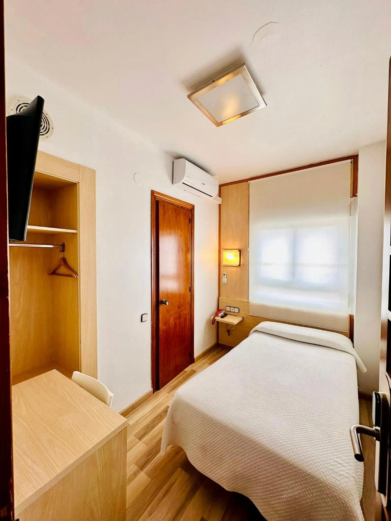 Photo of the whole room, Bed in Tortosa Parc