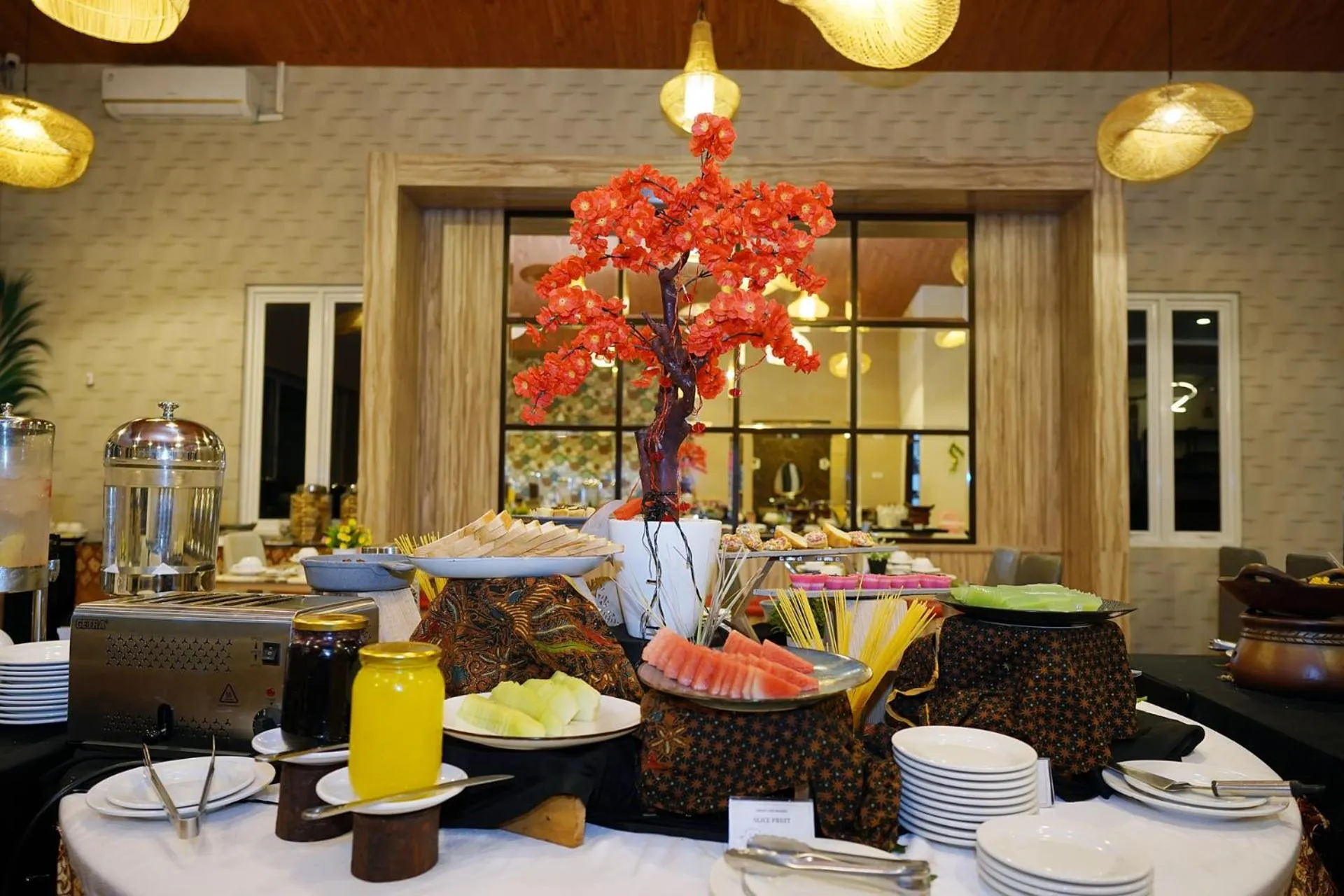 Restaurant/places to eat in Front One Hotel Sragen