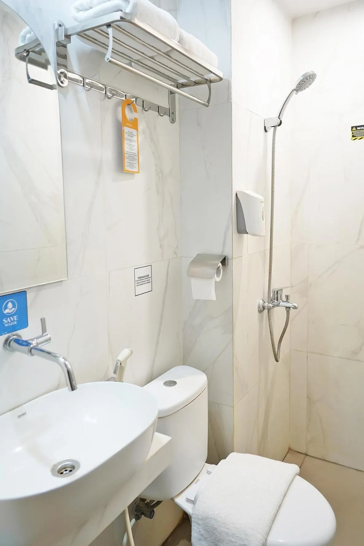 Bathroom in Front One Hotel Sragen