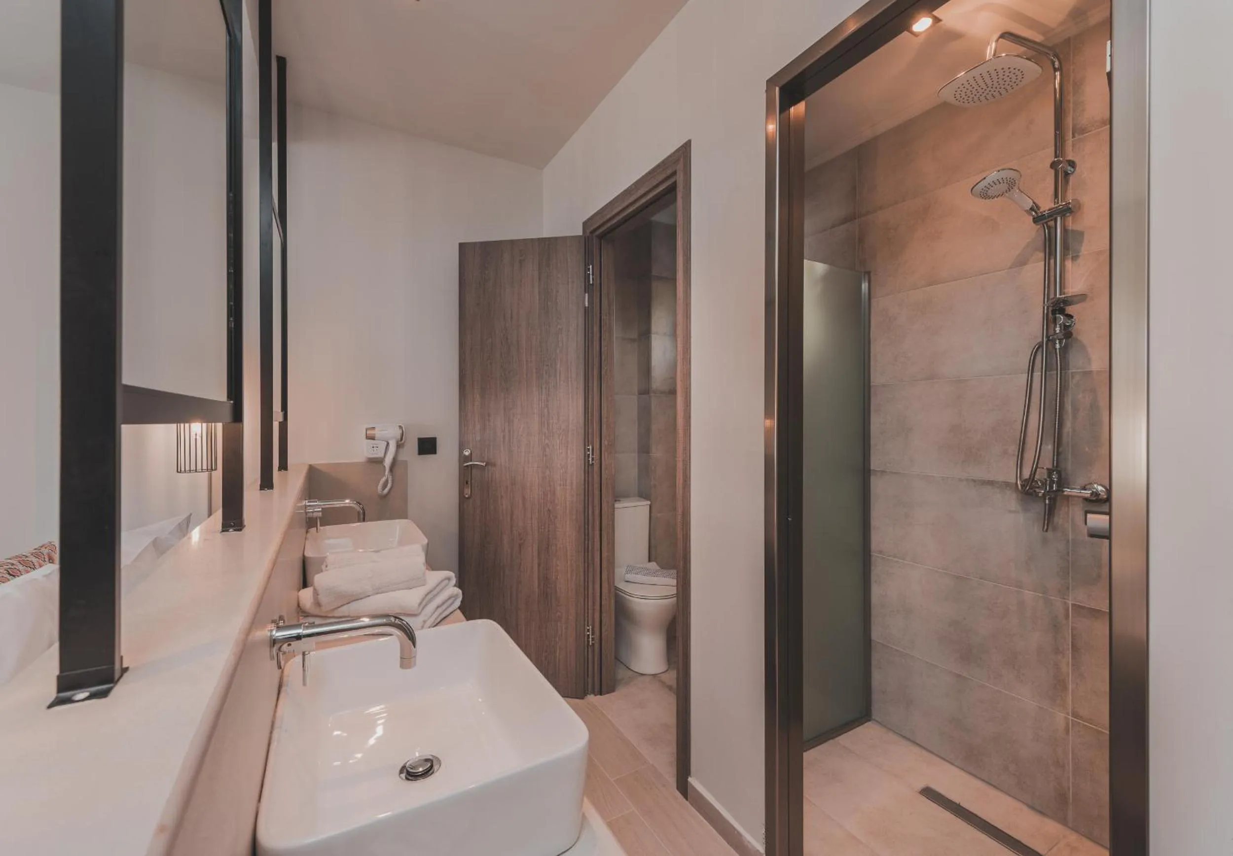 Shower in Cavo di Suites