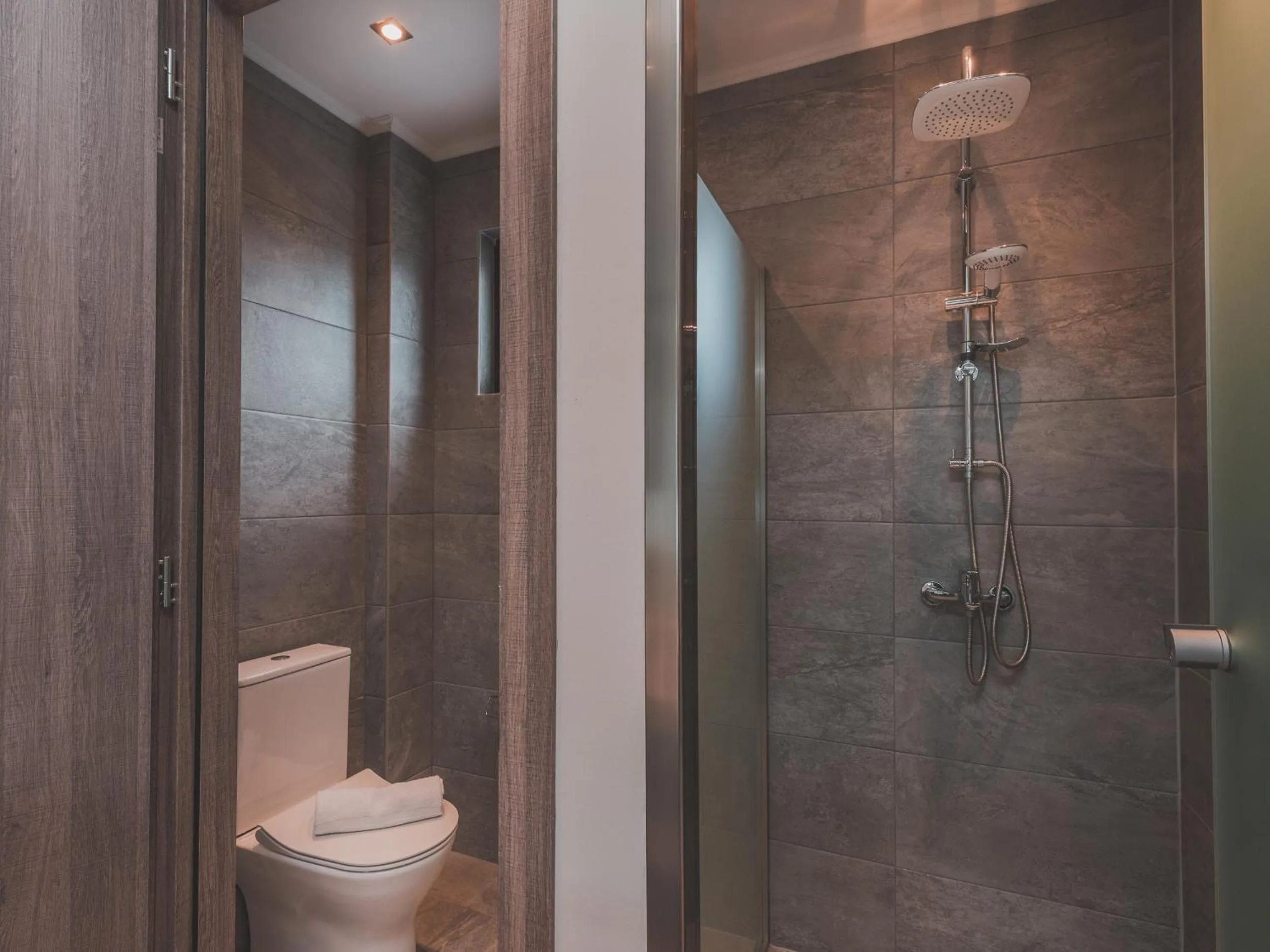 Shower in Cavo di Suites