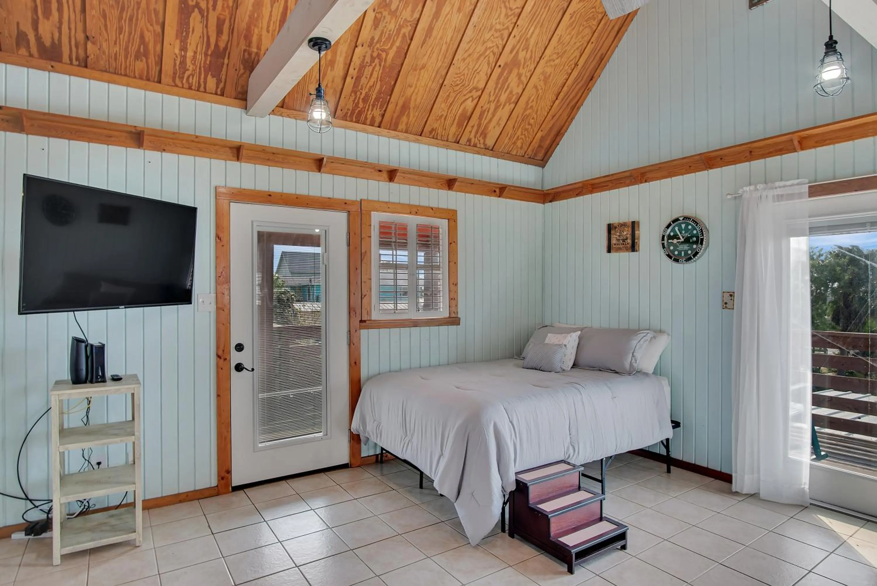 Property building, Bed in Beachin Country