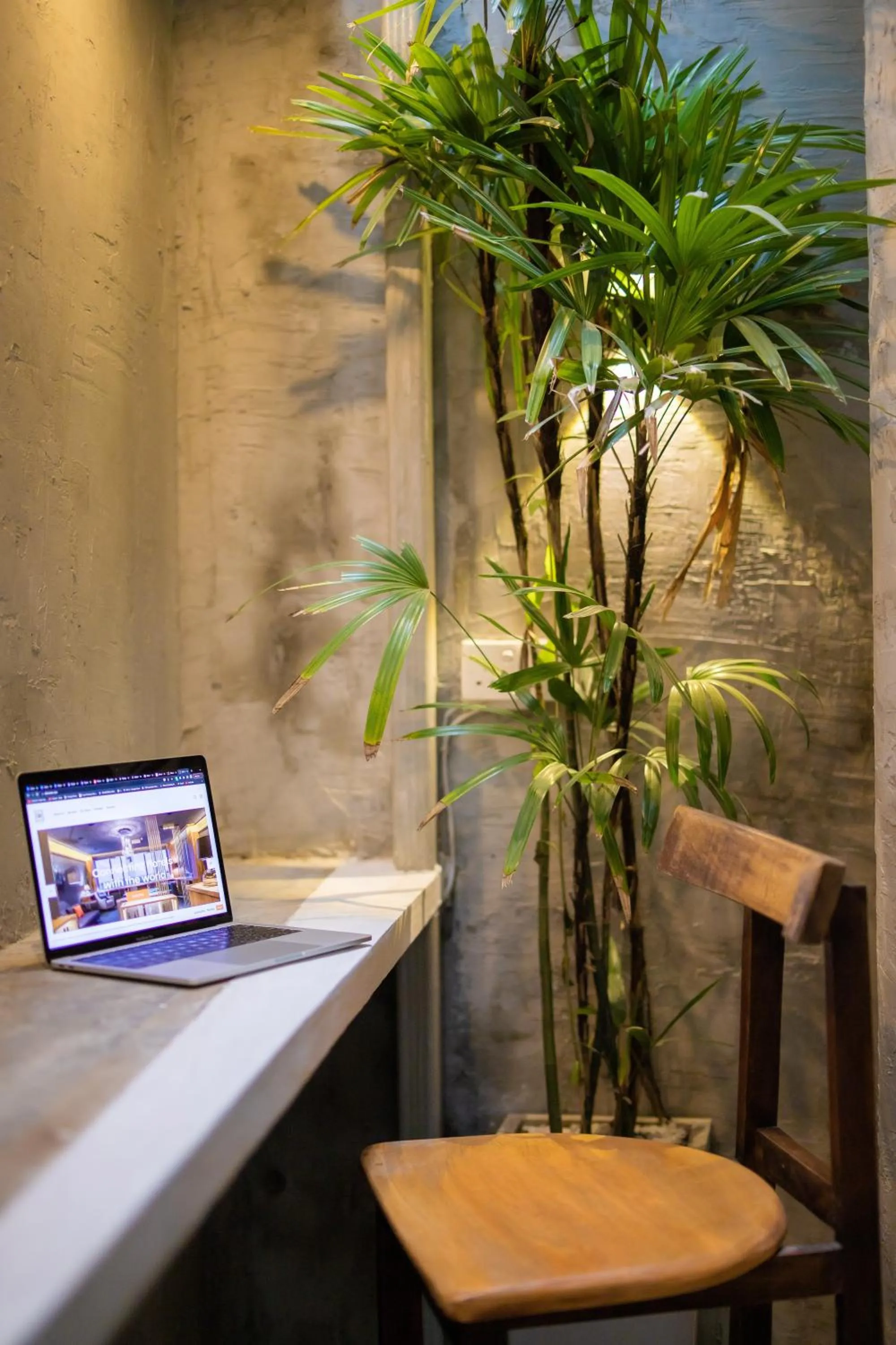 hair dresser in Moi Galle Fort by DBI