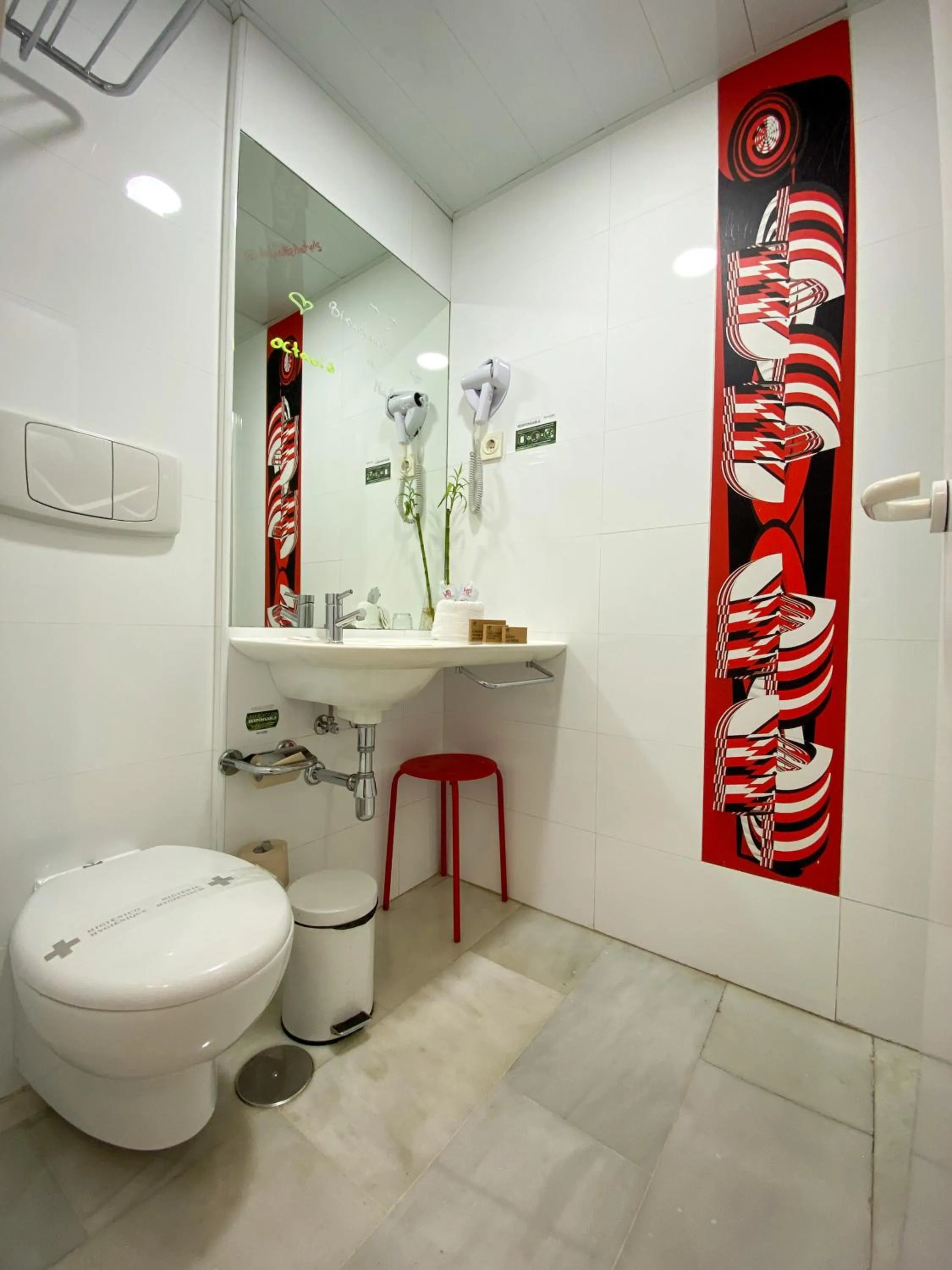 Shower in Hotel Del Pintor