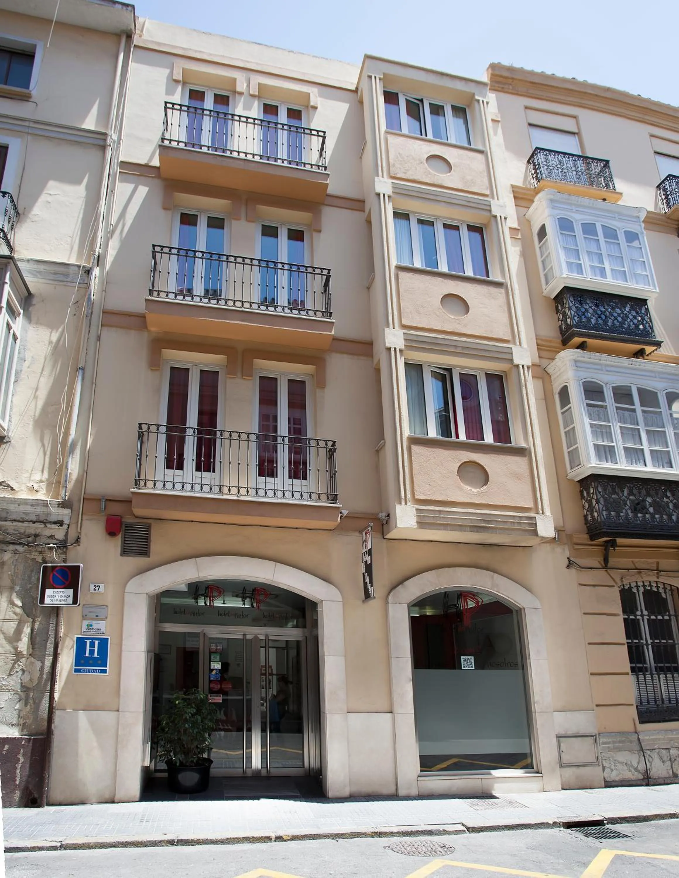 Property building in Hotel Del Pintor