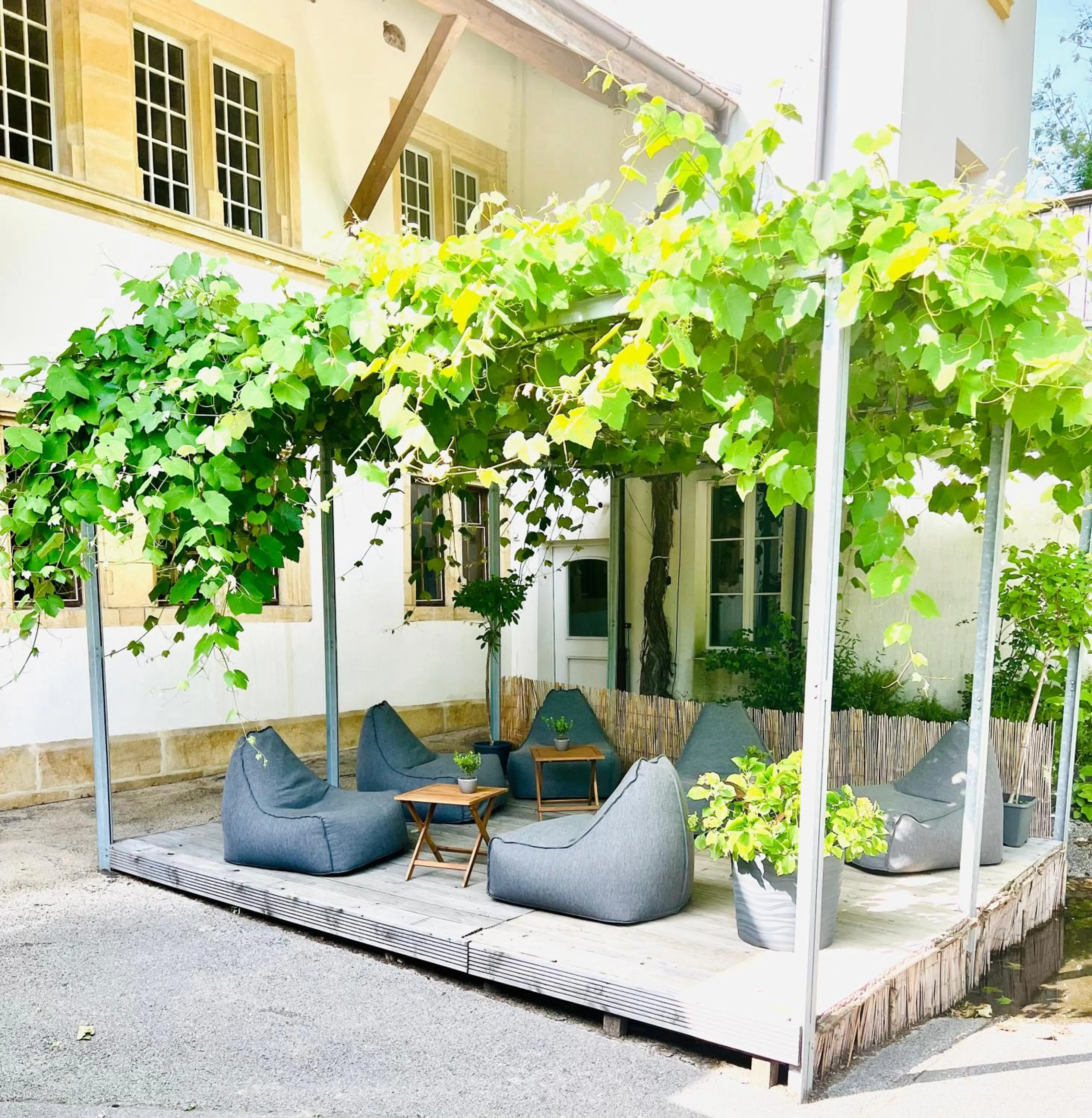 Patio in Hôtel Domaine de la Sauge