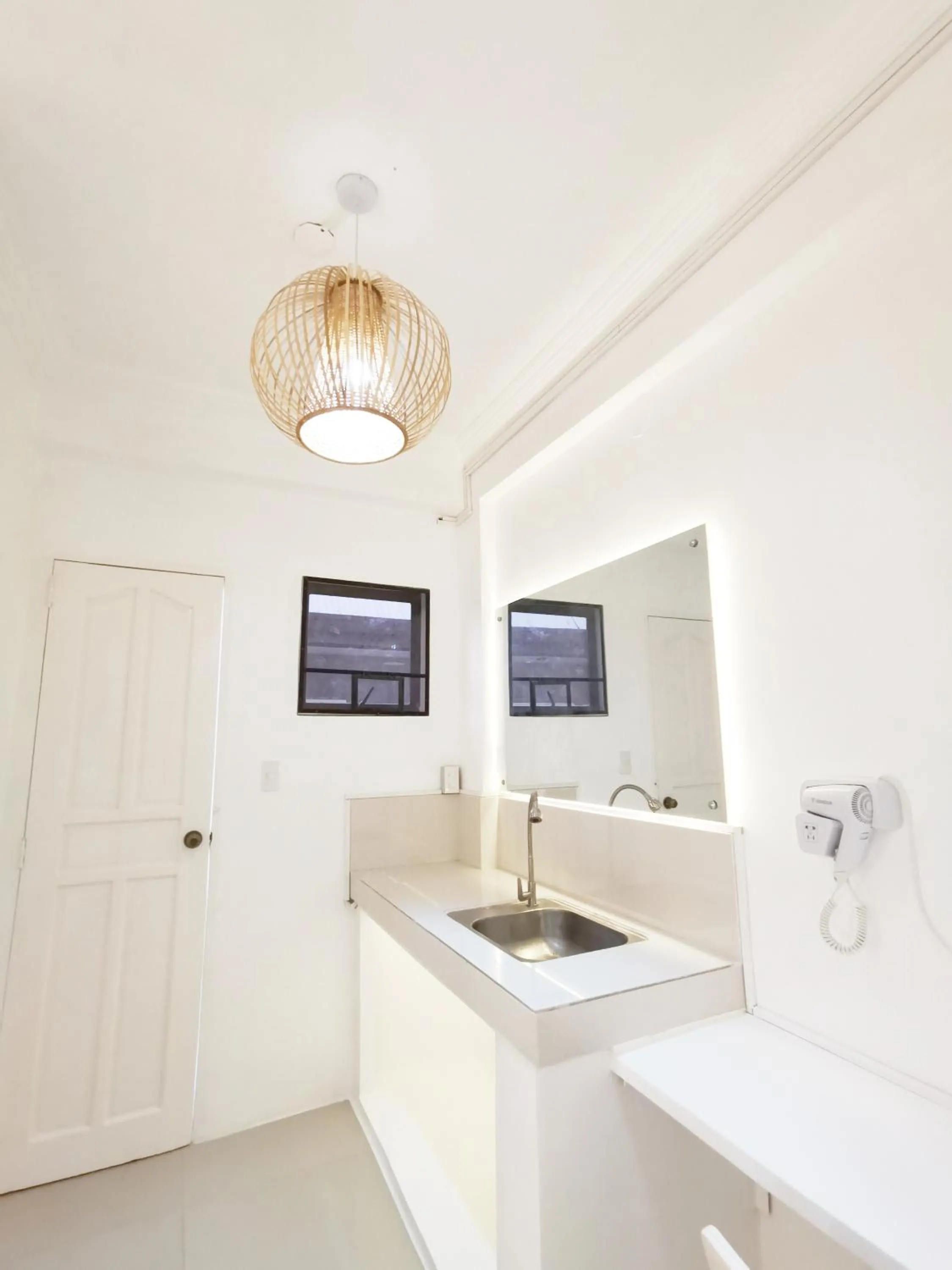 Kitchen or kitchenette in NomadsMNL Airport Hostel