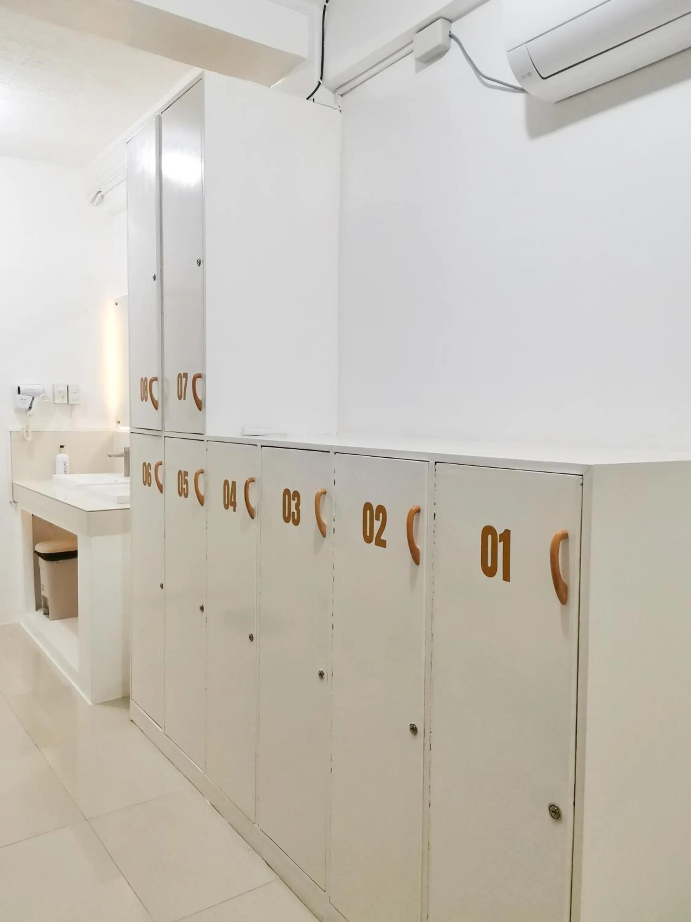 microwave in NomadsMNL Airport Hostel