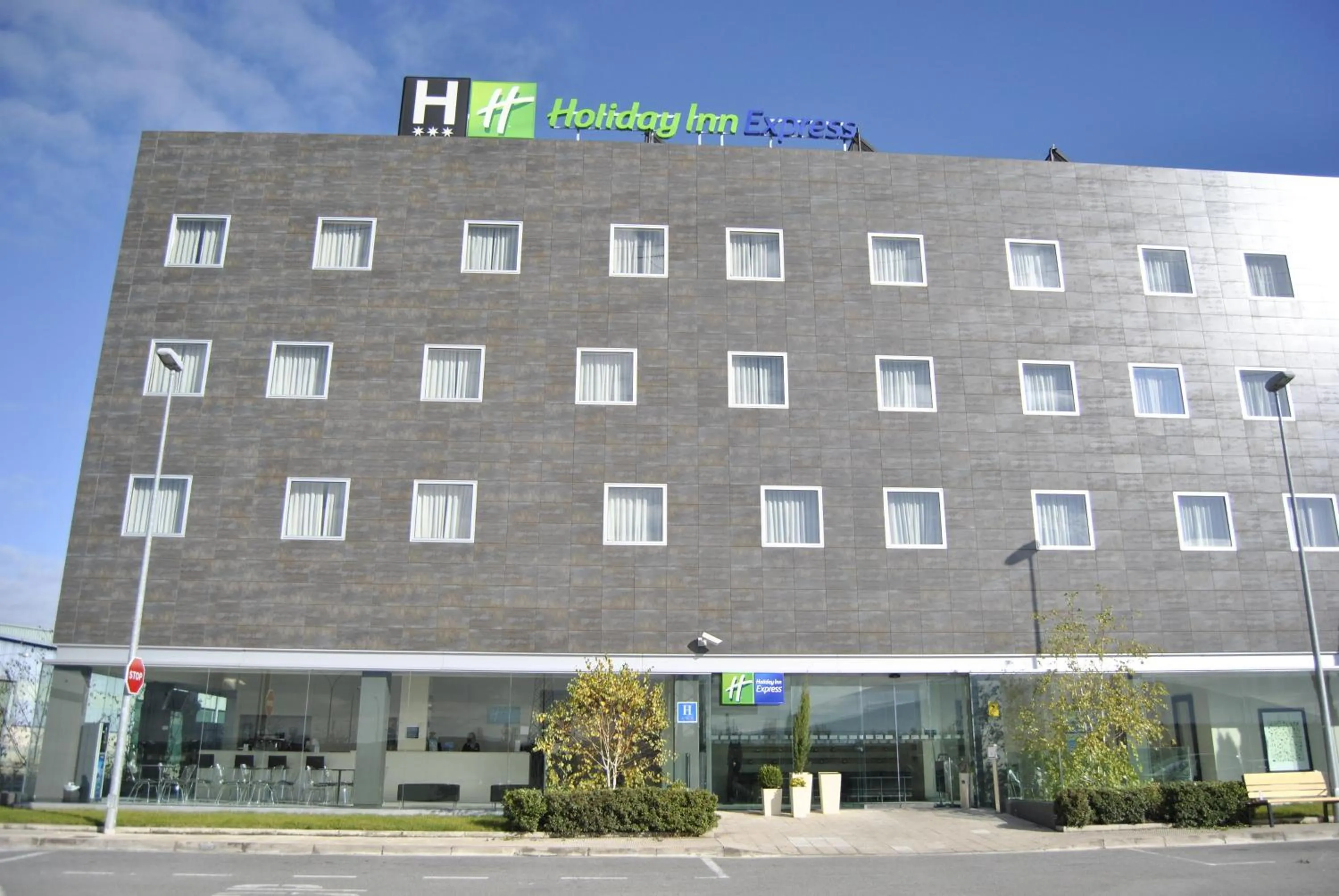 Facade/entrance in Holiday Inn Express Pamplona by IHG