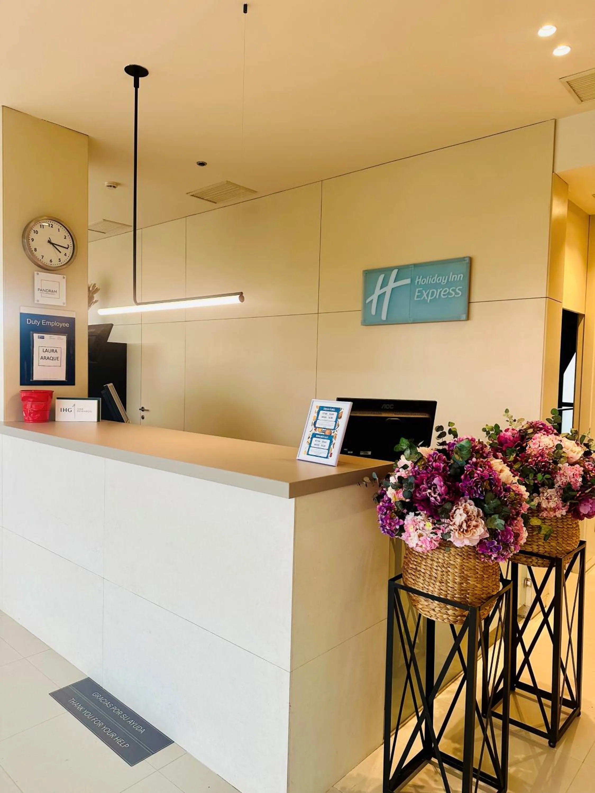 Lobby or reception in Holiday Inn Express Pamplona by IHG