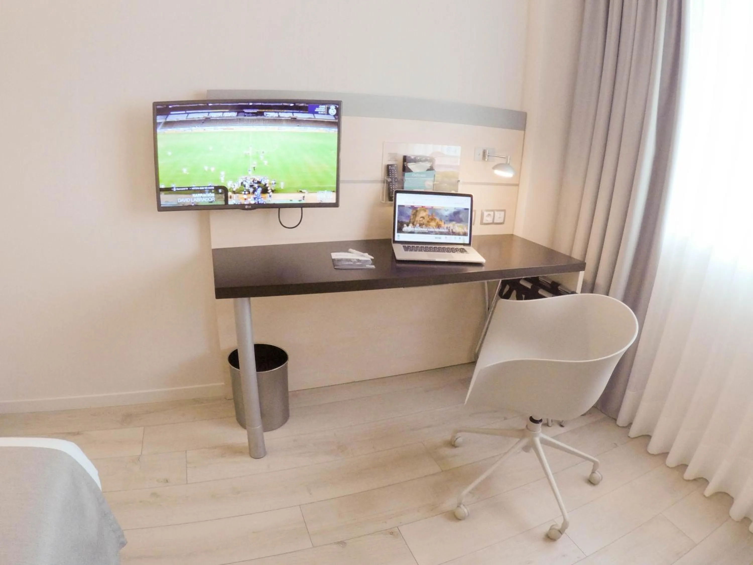 TV and multimedia in Holiday Inn Express Pamplona by IHG