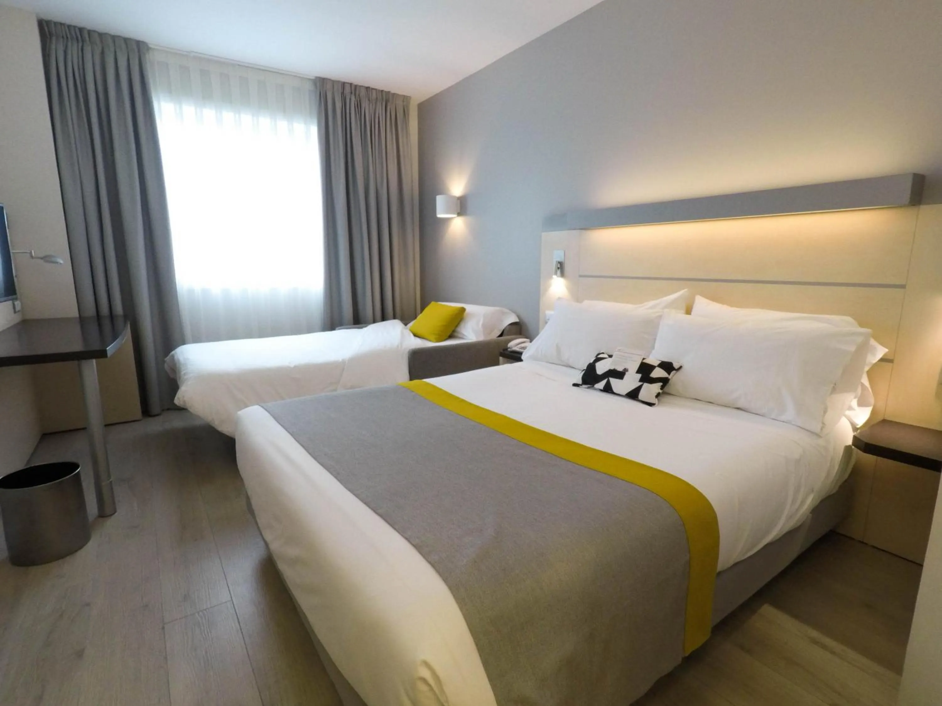 Photo of the whole room, Bed in Holiday Inn Express Pamplona by IHG