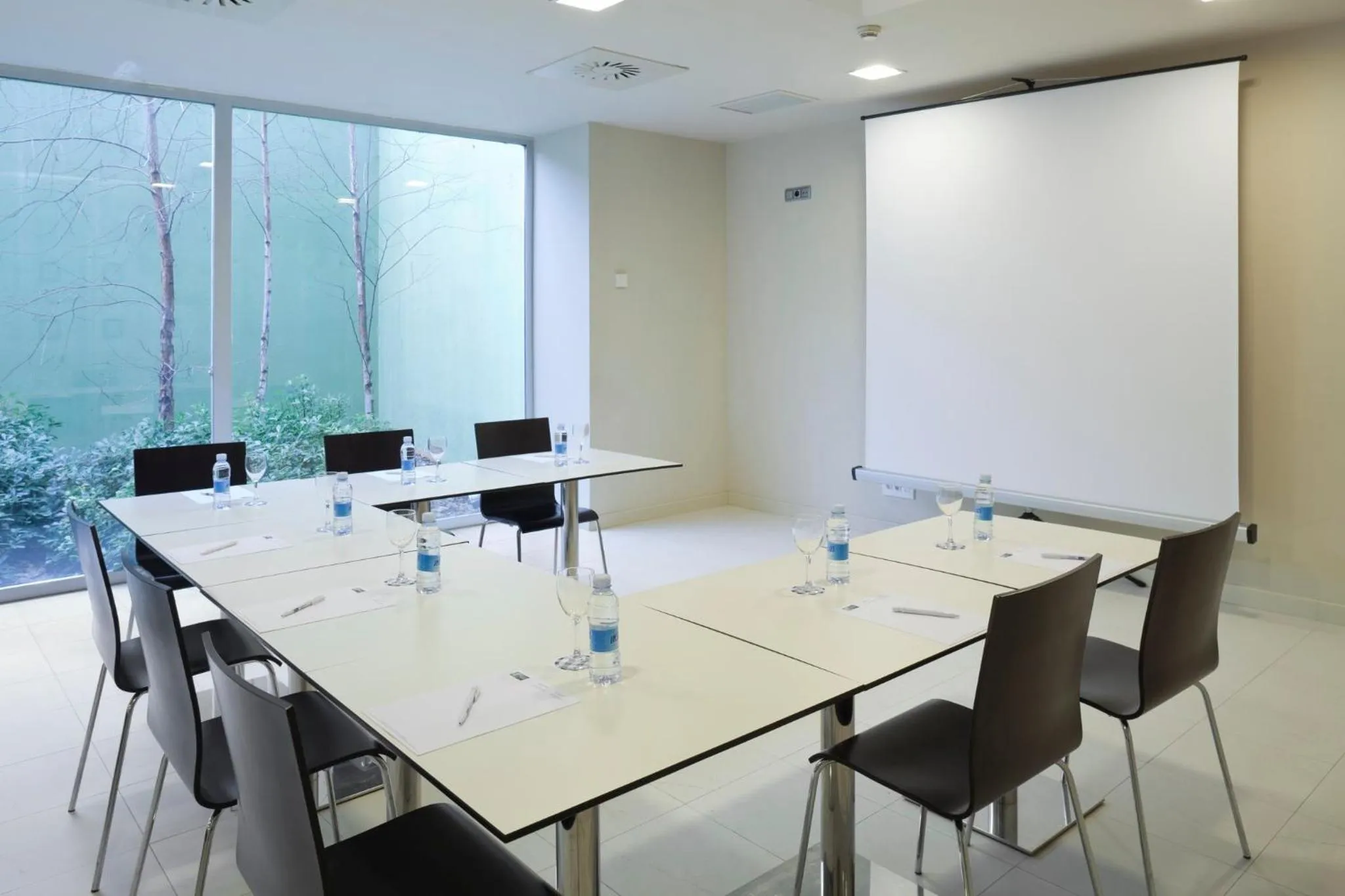 Meeting/conference room in Holiday Inn Express Pamplona by IHG