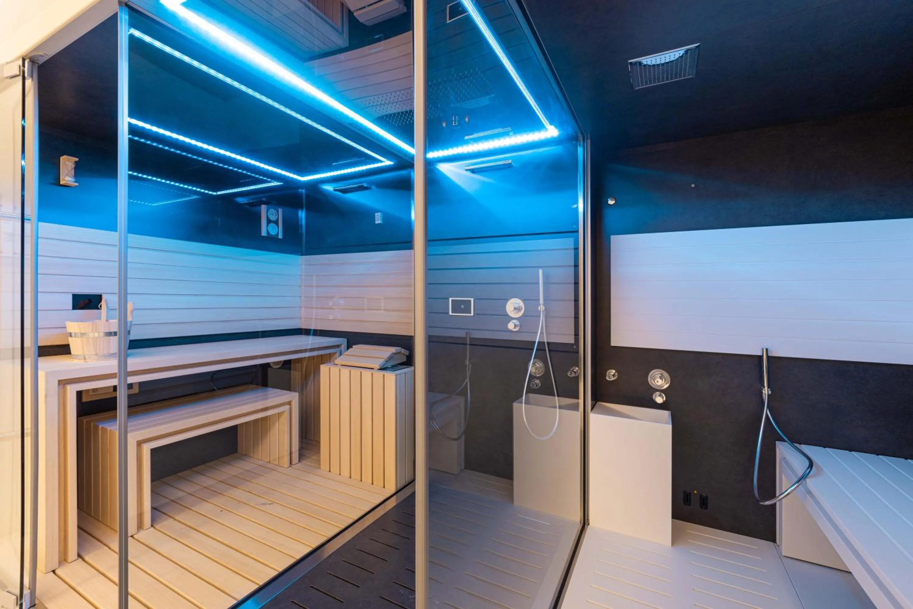 Sauna in LUSTER Hotel