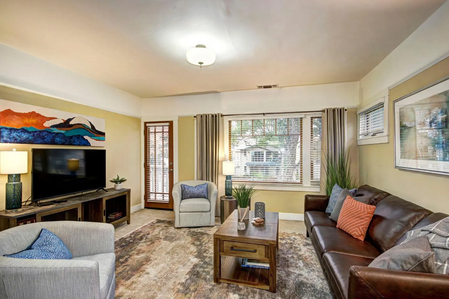 Charming 2Bed French Colonial Apartment in Desirable Midtown Sacramento