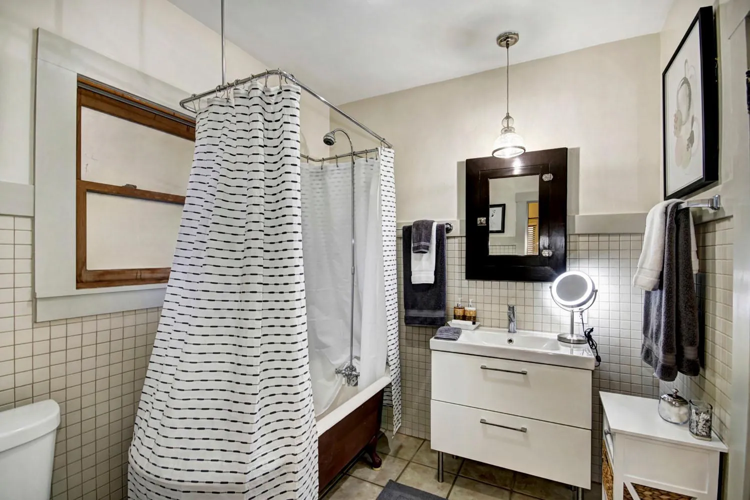 Charming 2Bed French Colonial Apartment in Desirable Midtown Sacramento