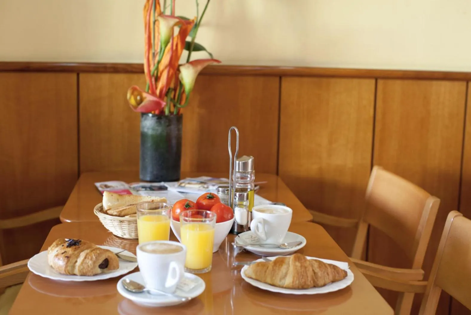 Lounge or bar in Hotel Ciutat De Sant Adria