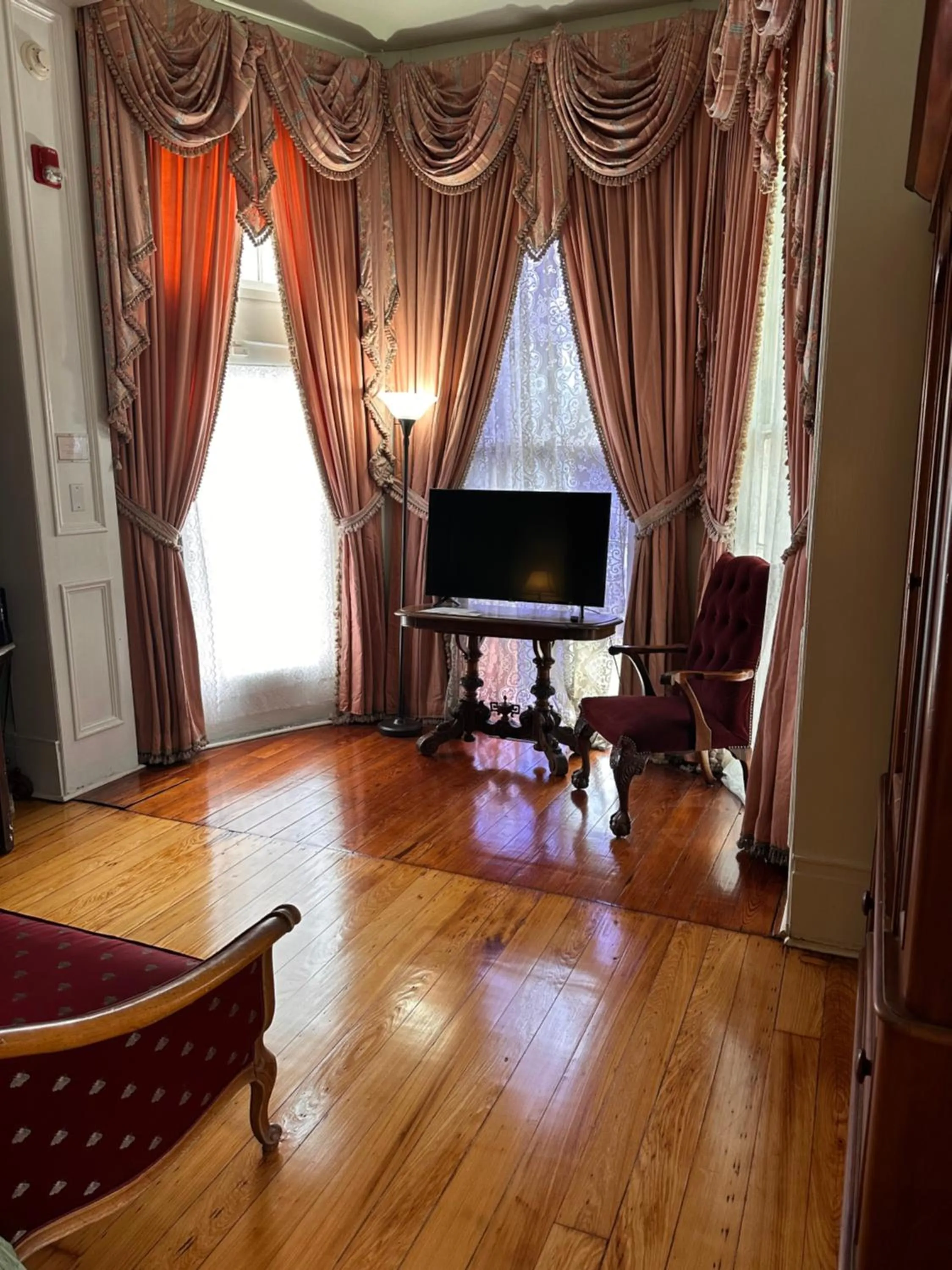 TV and multimedia in The Inn at Cedar Grove