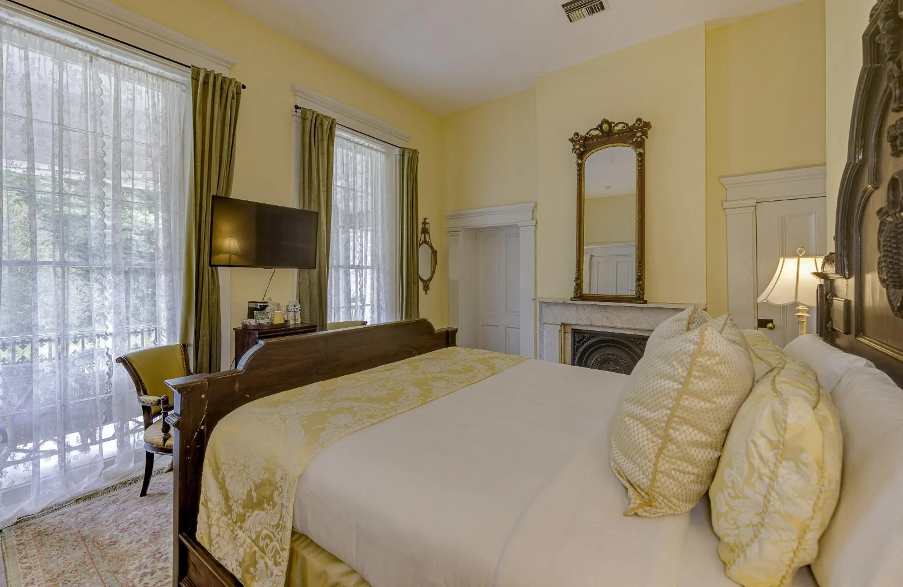 TV and multimedia, Bed in The Inn at Cedar Grove