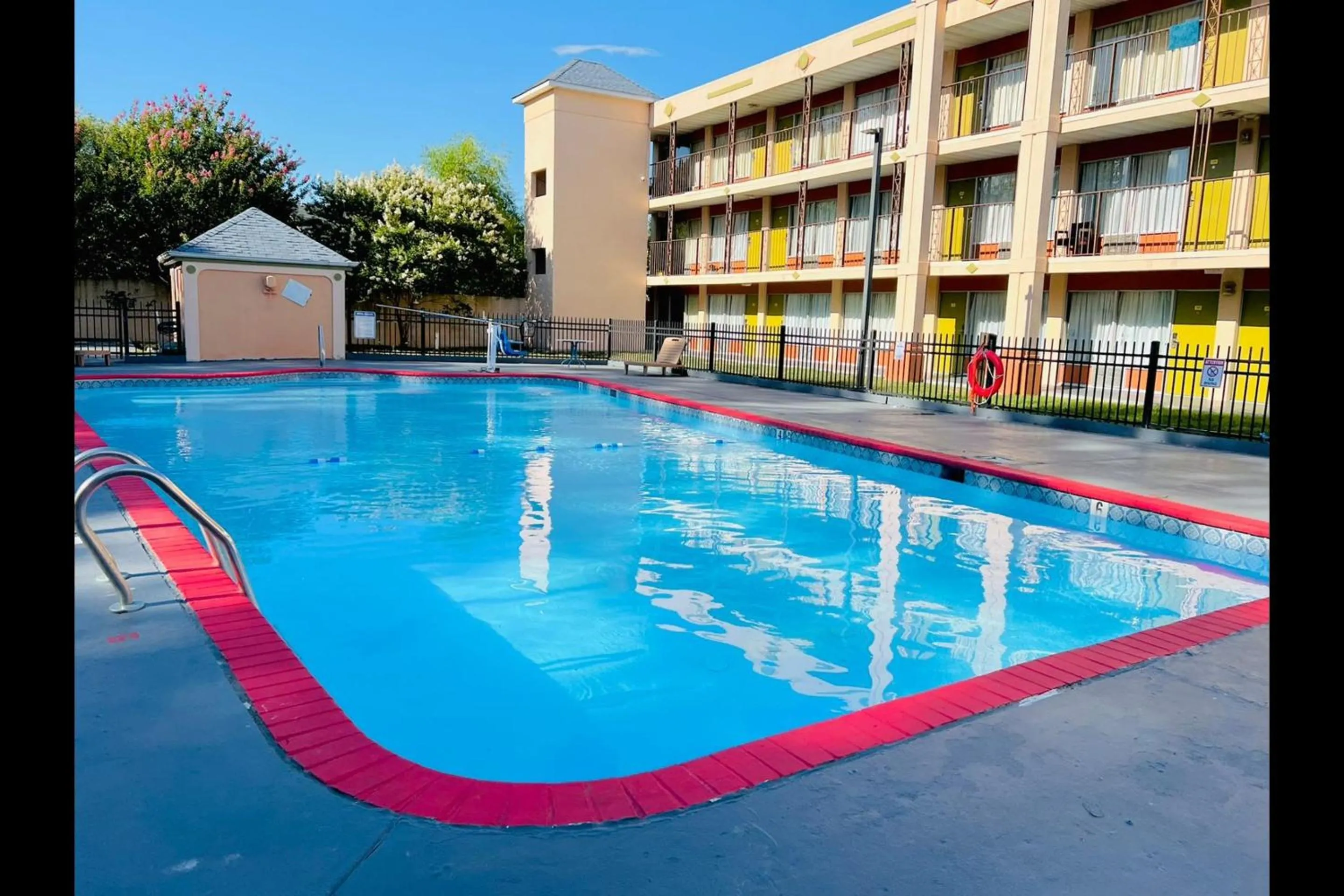 Swimming pool in Ashland Studio Inn Richmond North near Kings Dominion -Listing Partner